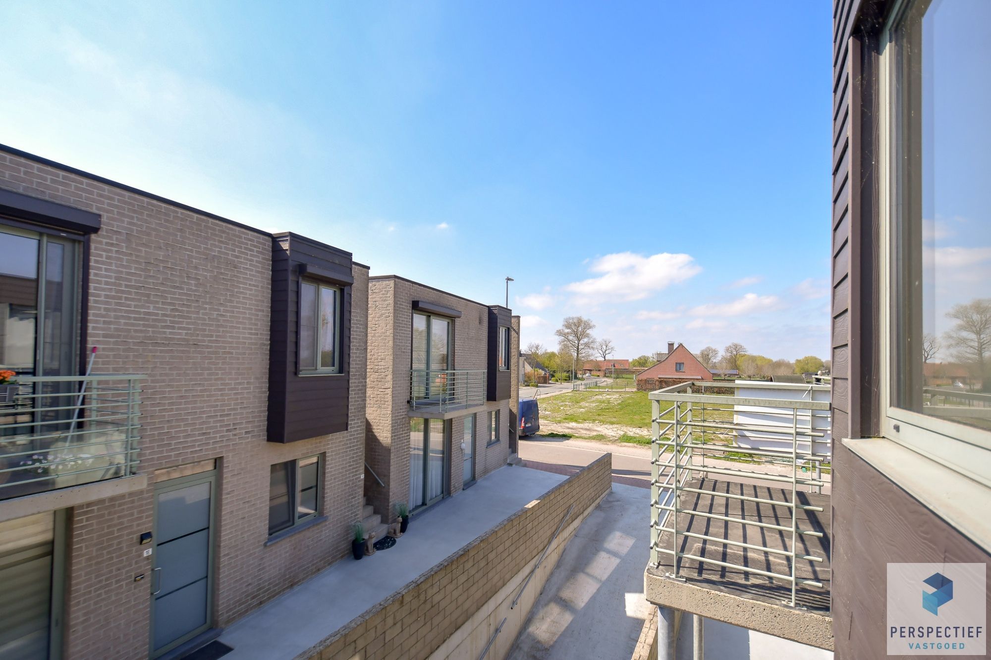 INSTAPKLAAR 2 slaapkamer appartement met terras incl. AUTOSTAANPLAATS en kelder foto 3