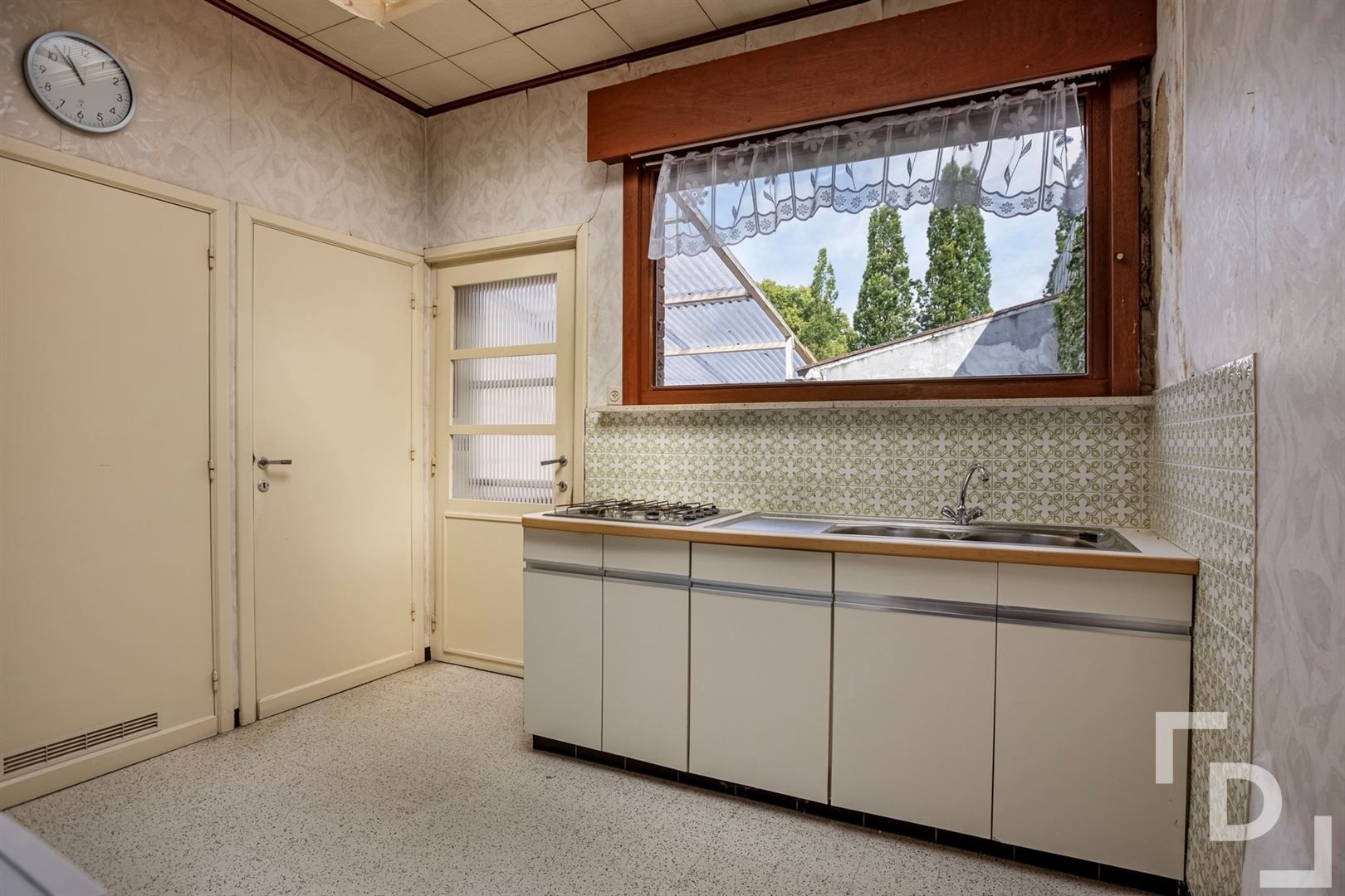 Te renoveren woning met uitweg te koop! foto 12