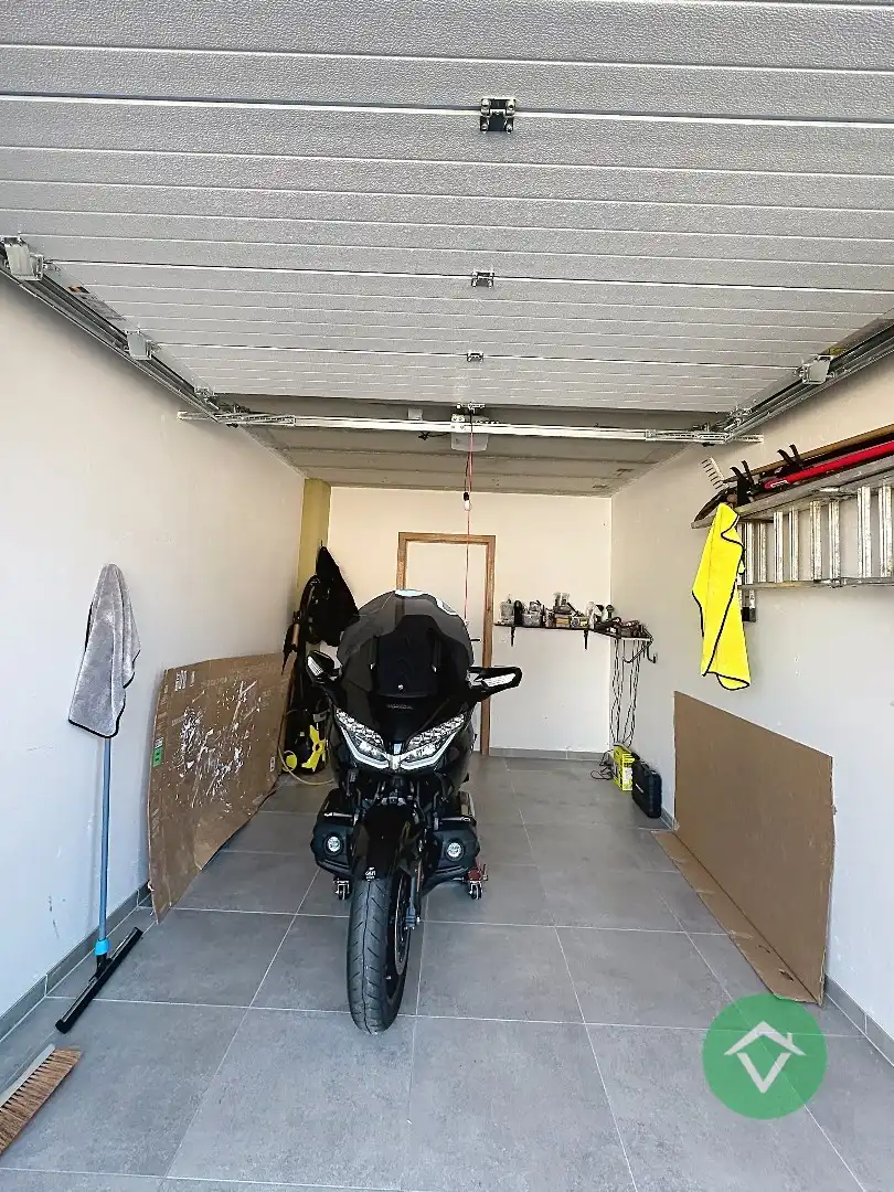 Moderne nieuwbouw tussenwoning met drie slaapkamers en garage in Moere foto 9