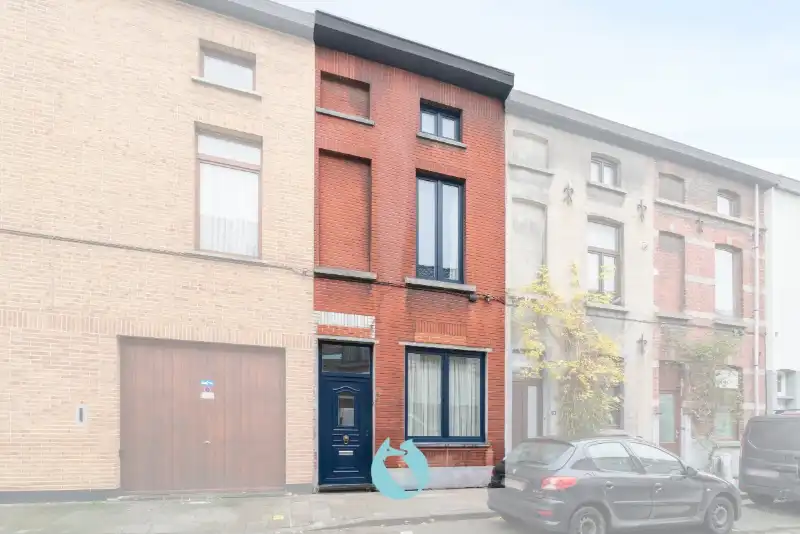 Hoofdfoto van de publicatie: Woning met 4 à 5 slaapkamers en koer