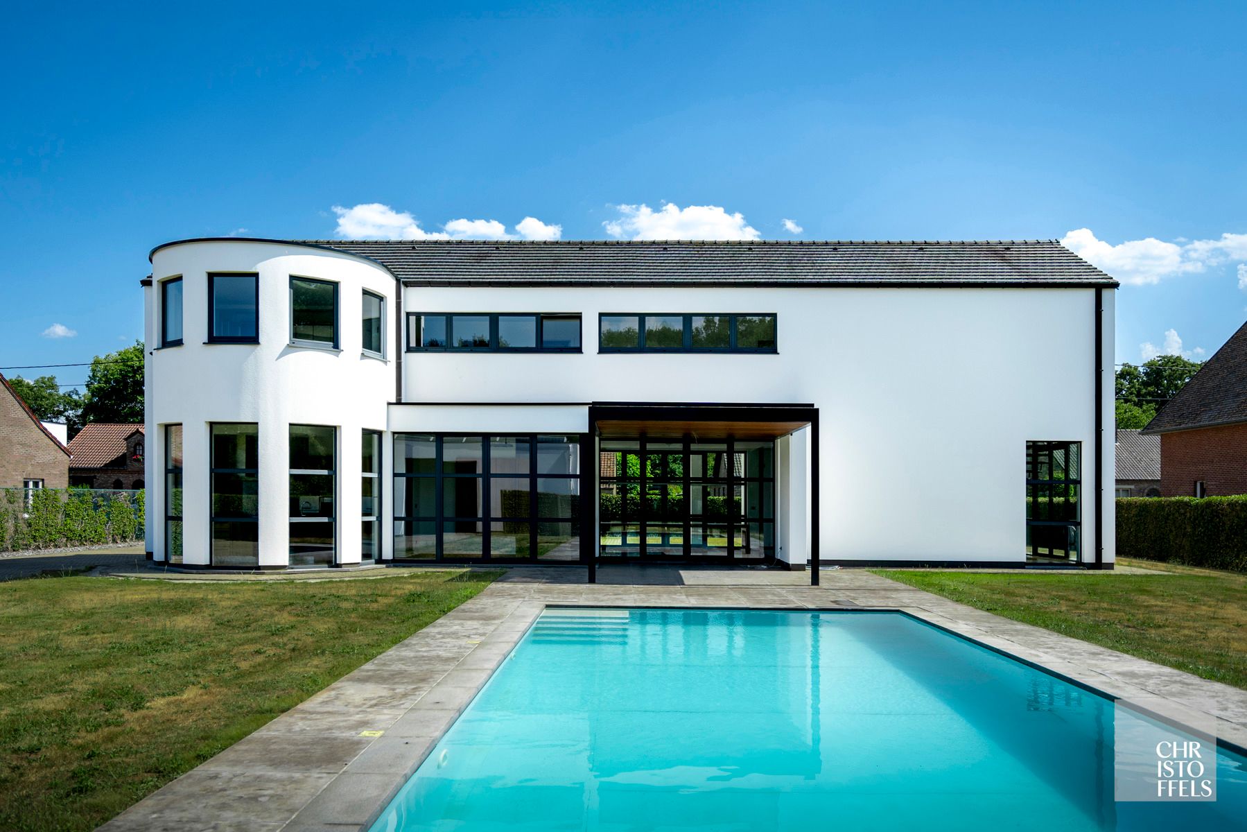 Tijdloze villa (405 m²) met zwembad, magazijn en weiland op 4.858 m²! foto {{pictureIndex}}