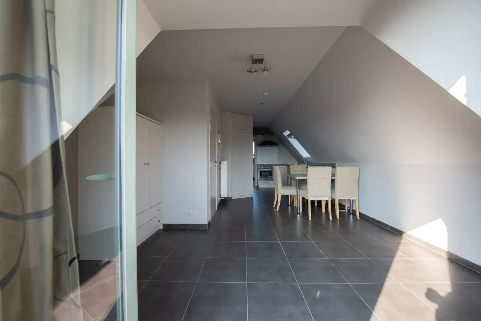 Gezellig 1 slpk dakappartement met staanplaats op centrale ligging te Sint-Joris foto 2