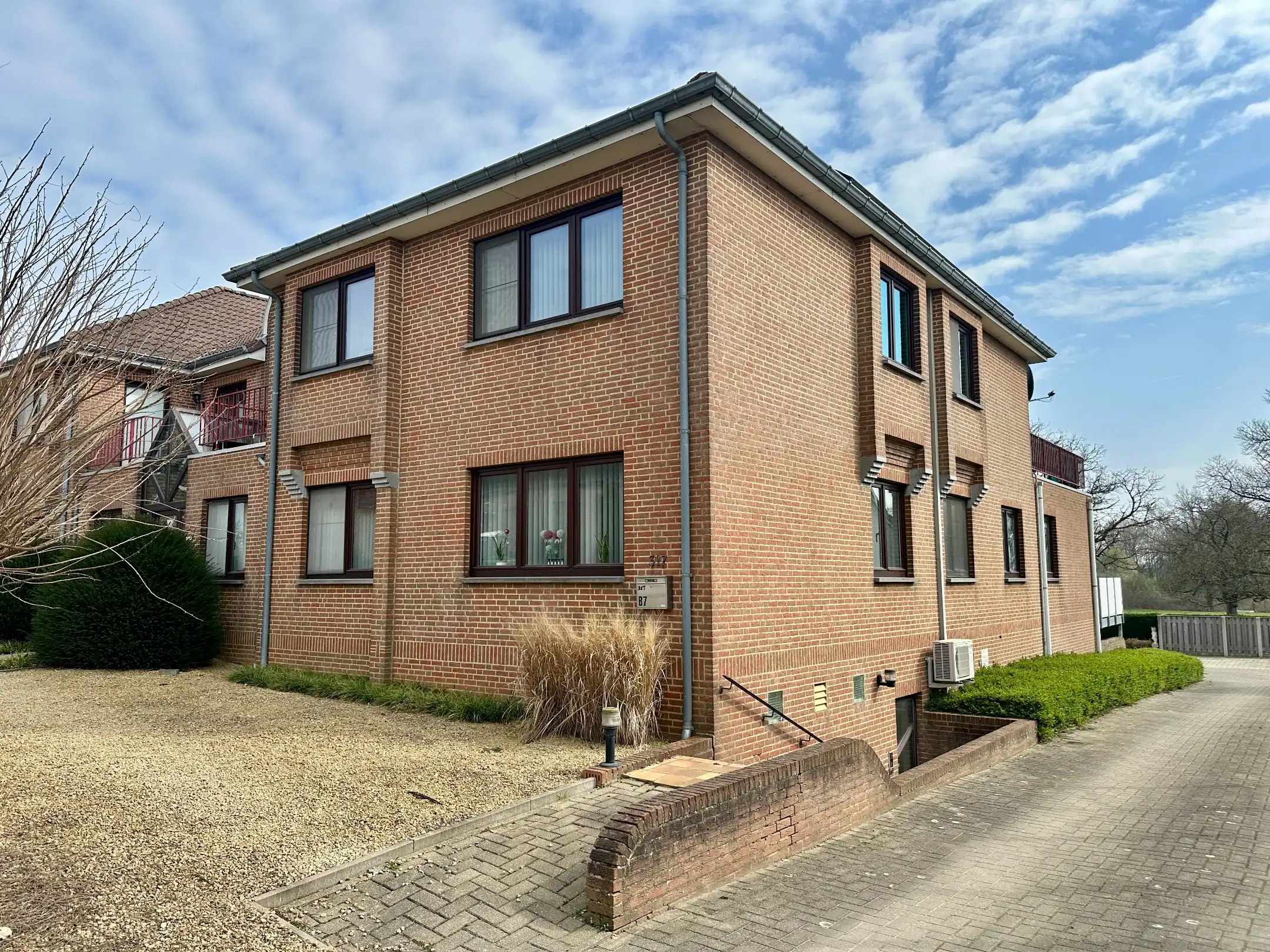 Gelijkvloers appartement met 2 slaapkamers, terras en privé garagebox foto 2