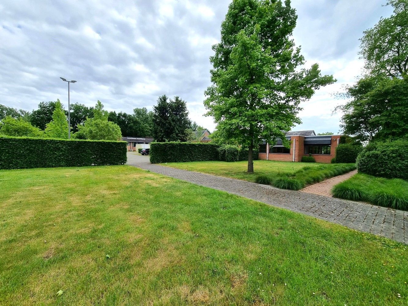 Kantoorgebouw met magazijnruimte, bruto vloeropp 2.916m² op een totaal perceel gelegen van 94a33ca. foto 23