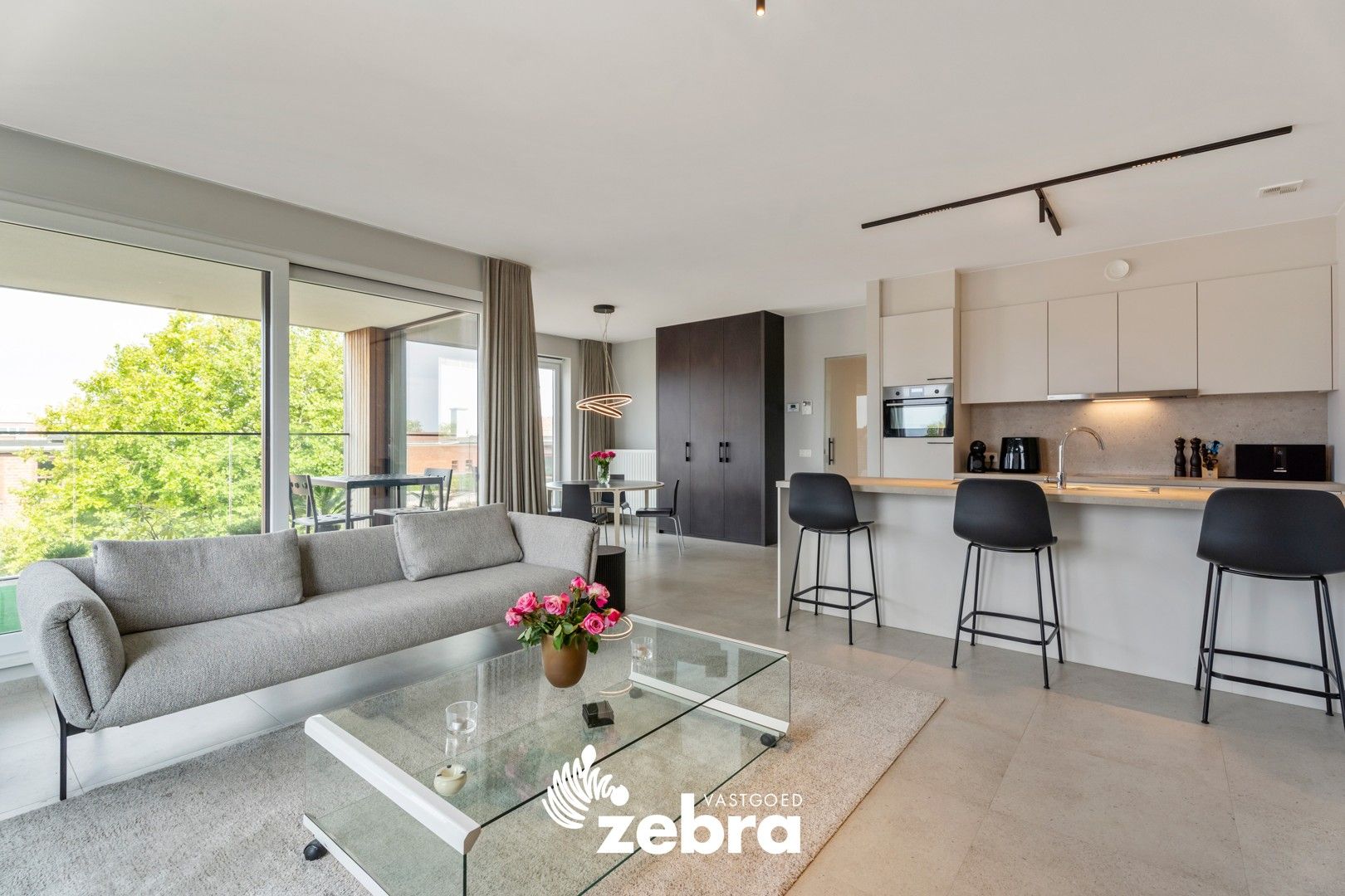 Recent tweeslaapkamerappartement met autostaanplaats vlak bij centrum Roeselare! foto {{pictureIndex}}