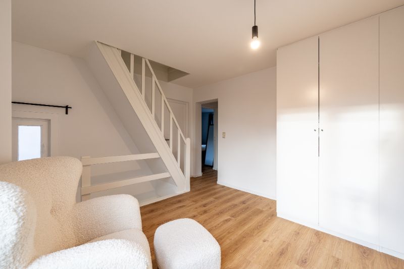 Recent gerenoveerde woning met ruime garage foto 11