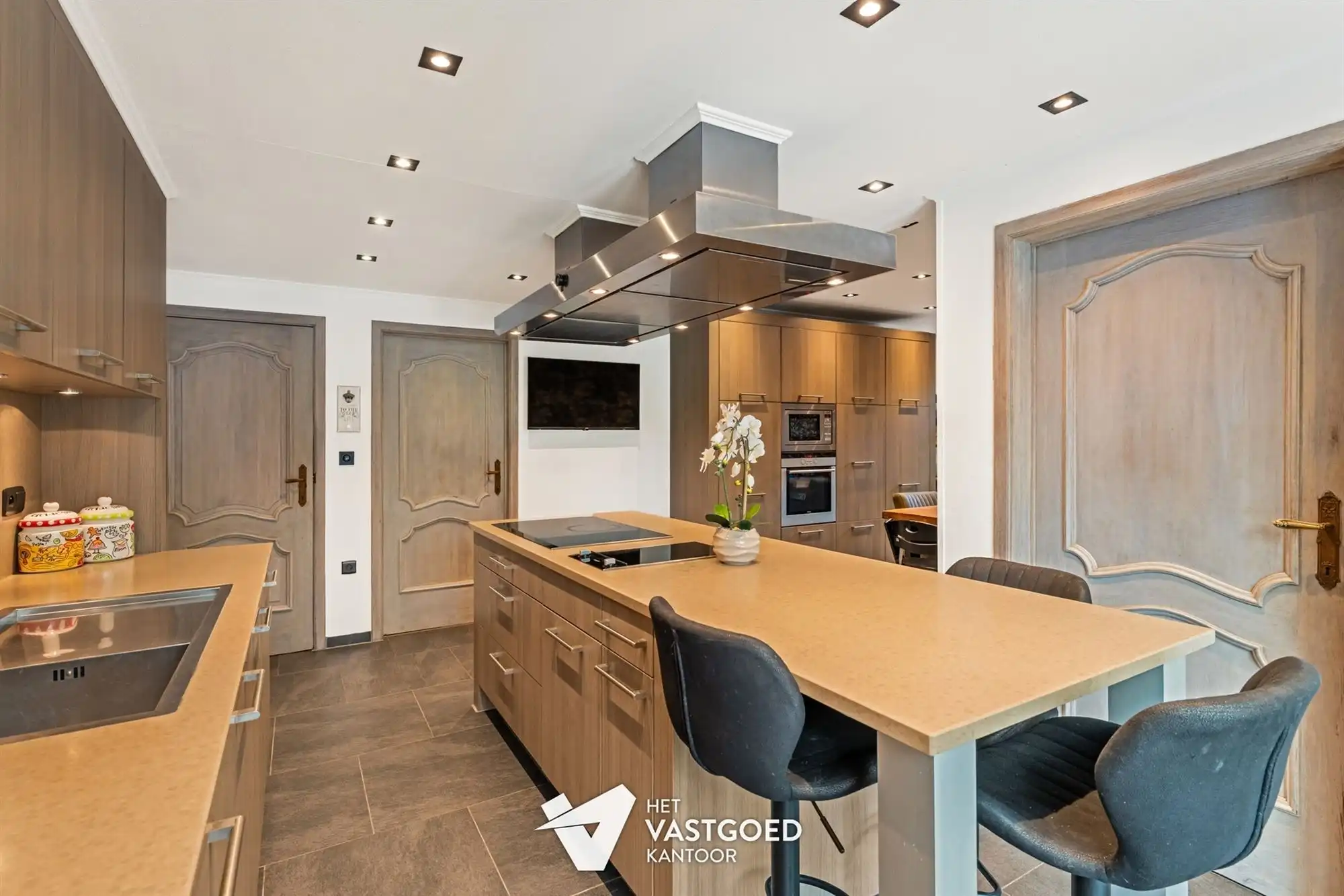 ZEER RUIME, GERENOVEERDE WONING OP TOP-LIGGING! foto 10