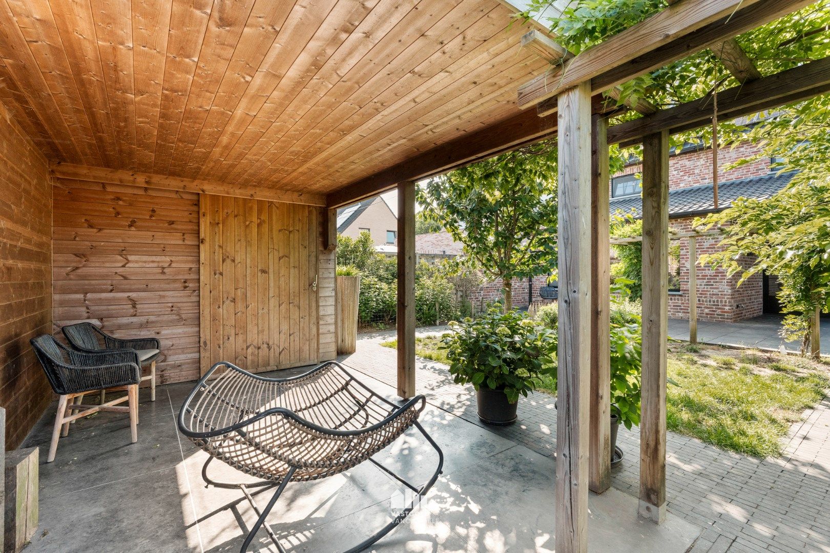 Recente kwalitatief afgewerkte woning met zonnige tuin en garage. foto 24