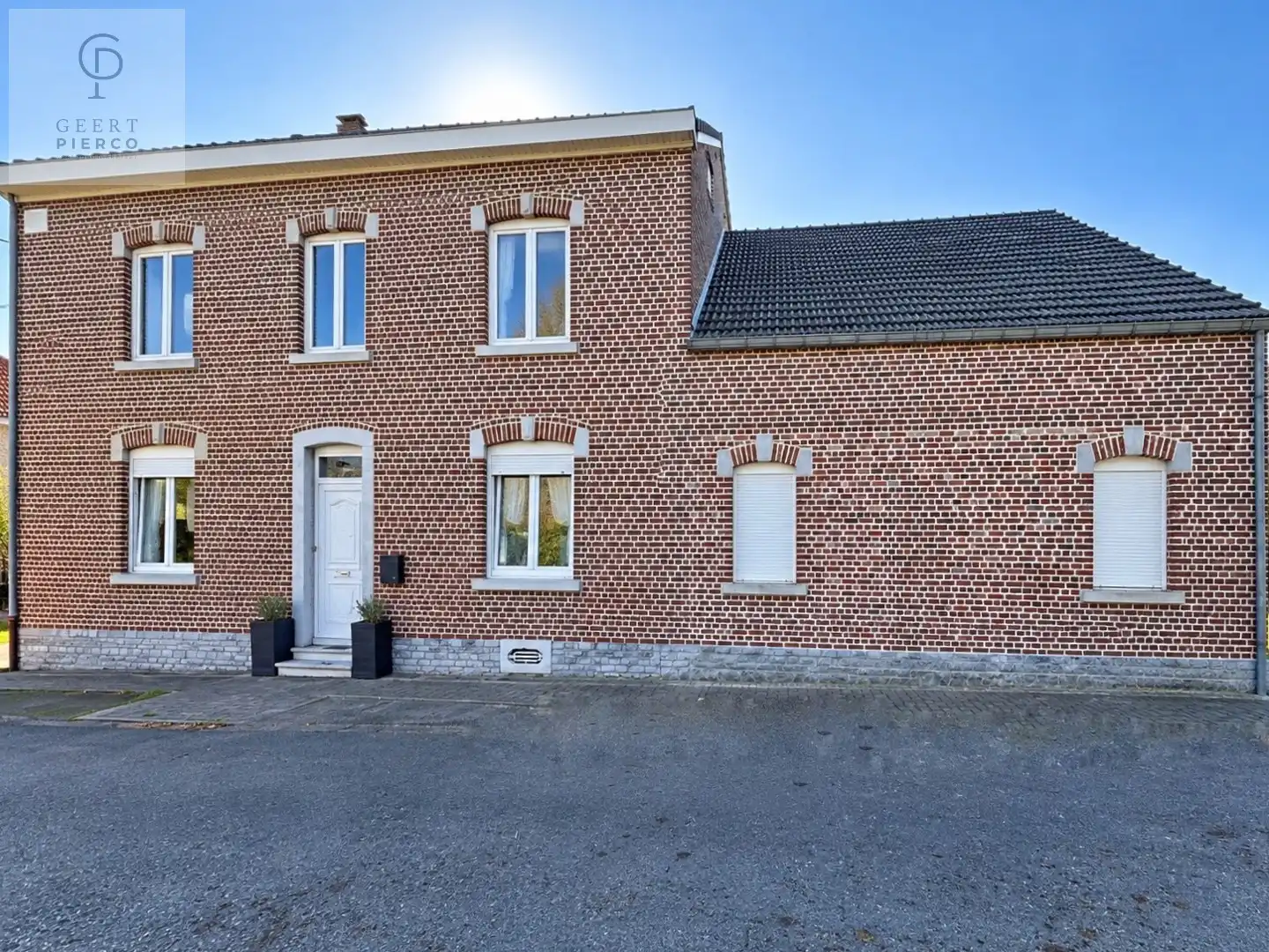 Ruime woning met binnenkoer, stallingen en tuin vlakbij oprit van E40. foto 29