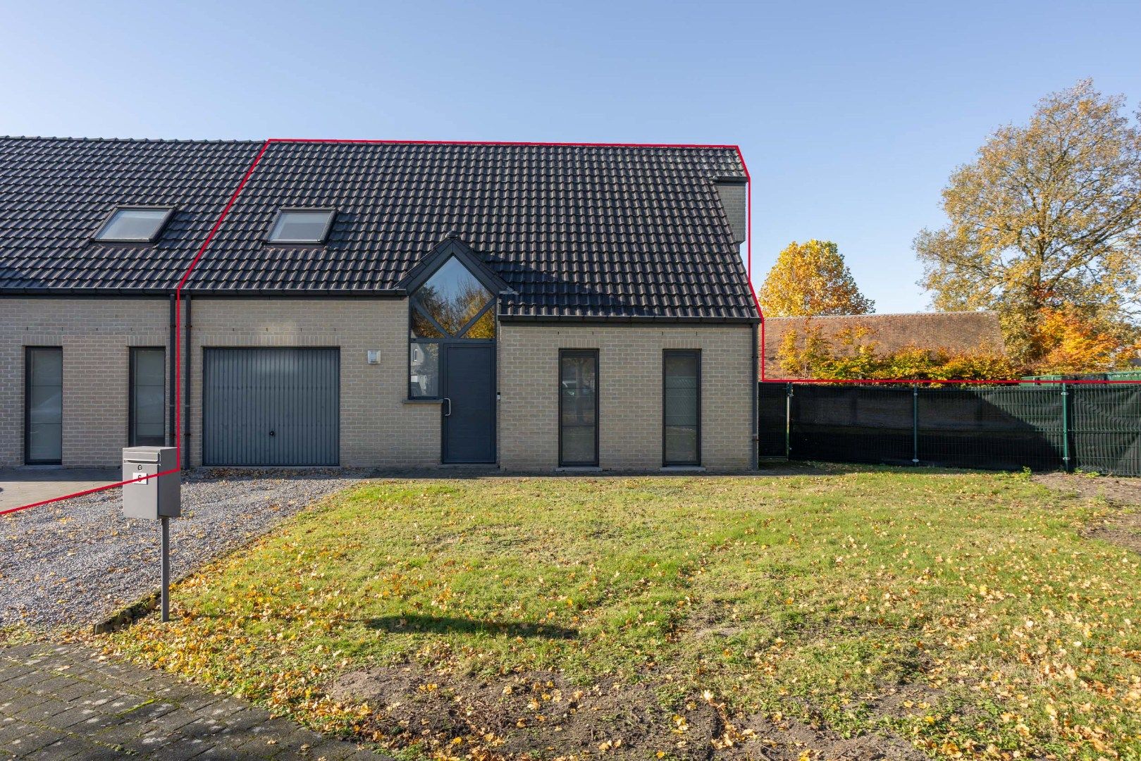 Halfopen recente woning te koop! foto {{pictureIndex}}