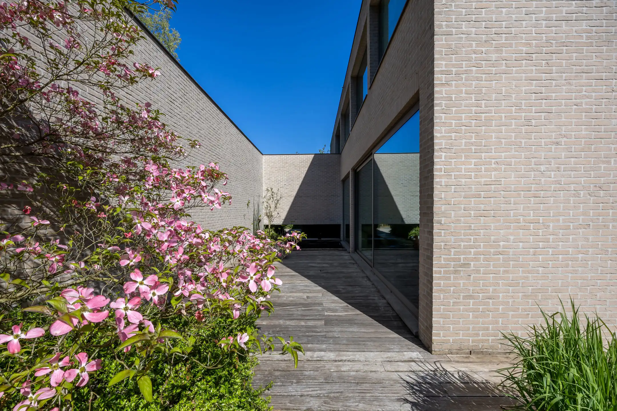 Luxueuze moderne villa met zwemvijver en prachtig poolhouse foto 27