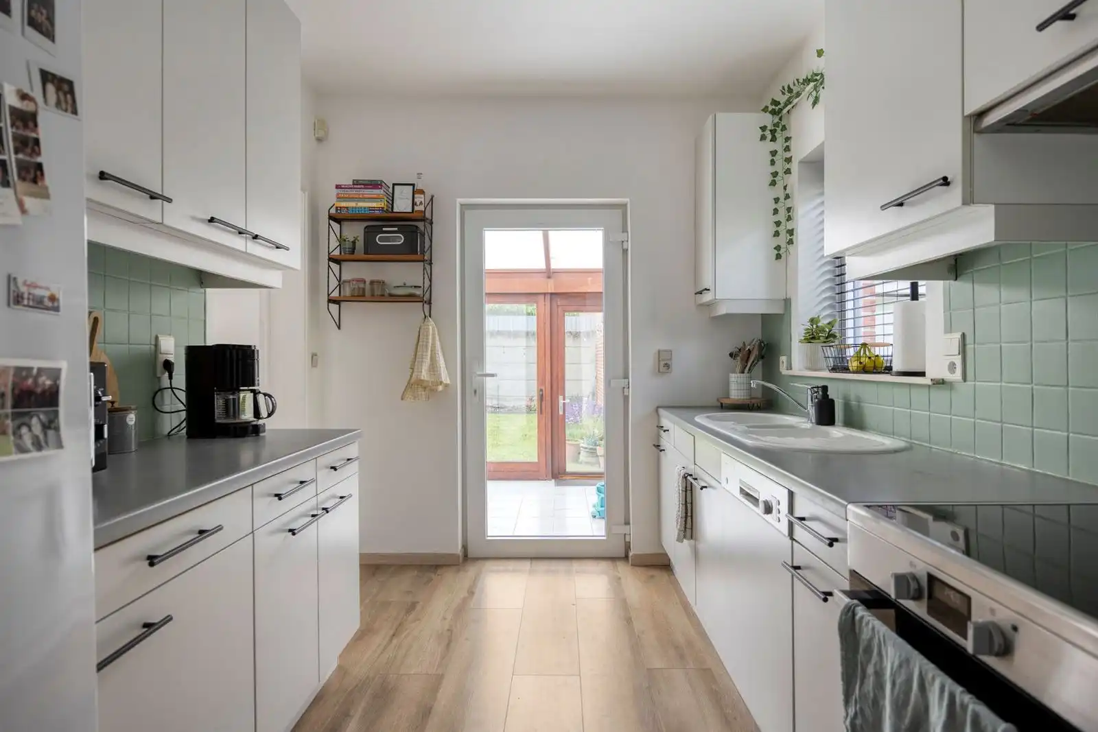 Instapklaar gelijkvloers appartement met 2 slaapkamers, garage en zonnige tuin foto 9