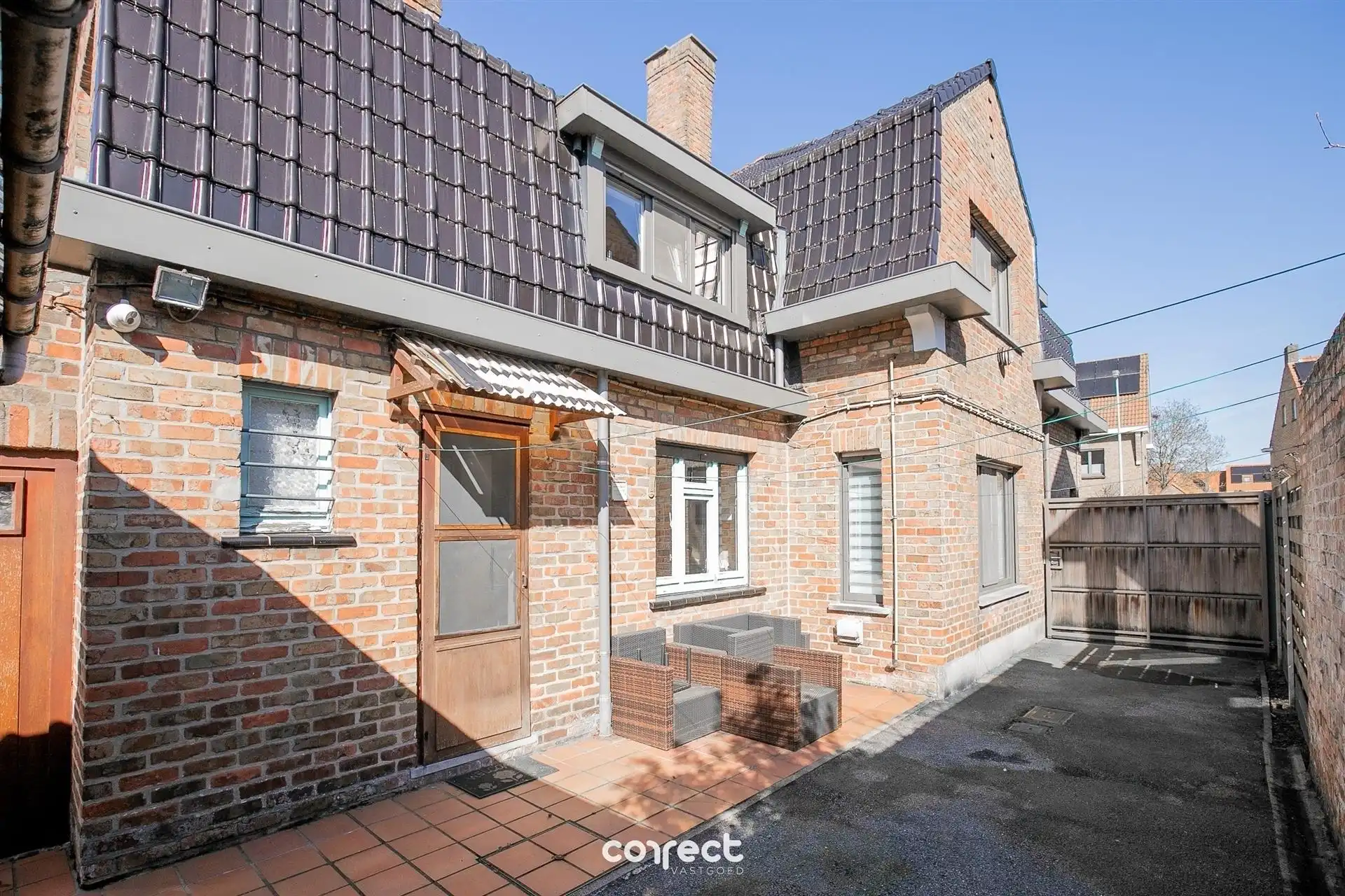 Halfopen bebouwing met oprit, garage, tuin en 3 slaapkamers. foto 15