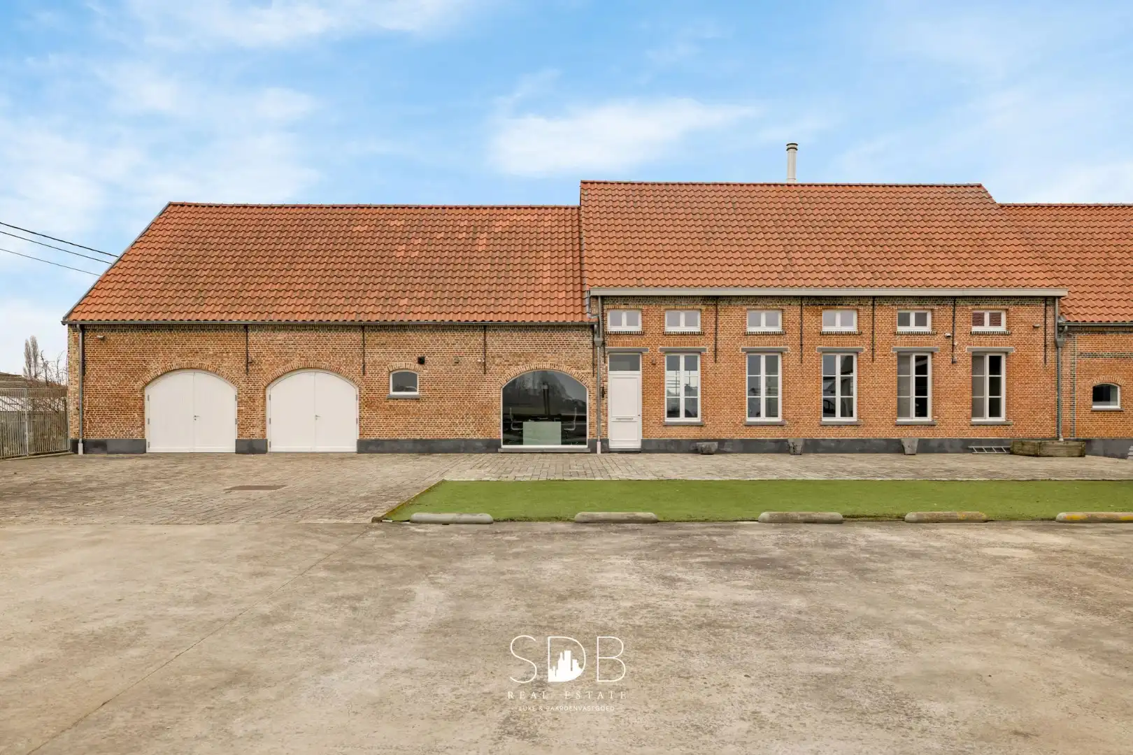 Prachtige villa in hoevestijl met bijgebouwen en graslanden op 89.070m² foto 5