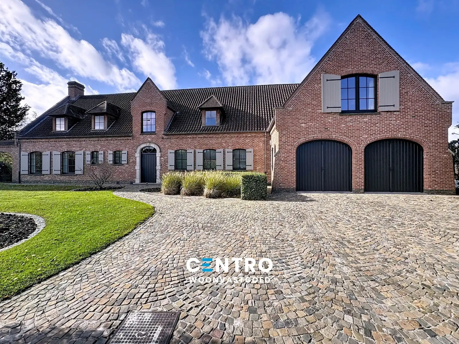 Instapklaar, luxueus afgewerkte VILLA (5 slpkms, dubbele garage, ...) met BIJGEBOUWEN (stallingen en bergplaats) te Ingelmunster. Grondopp.: 2.814m2 foto {{pictureIndex}}