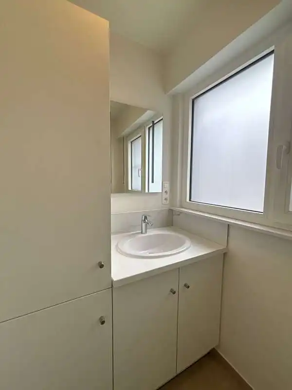 Gerenoveerde 3-slaapkamerwoning met ruim TERRAS te huur in Sint-Michiels Brugge foto 9