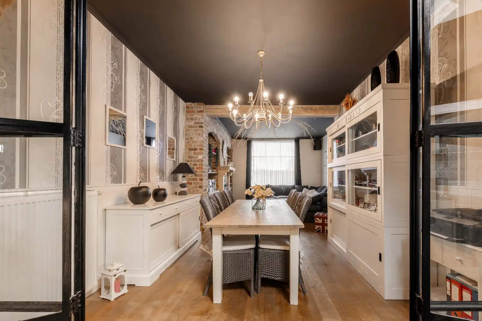 GROTENDEELS GERENOVEERDE GEZINSWONING 2006 MET 3 SLPKS EN TUIN foto 5