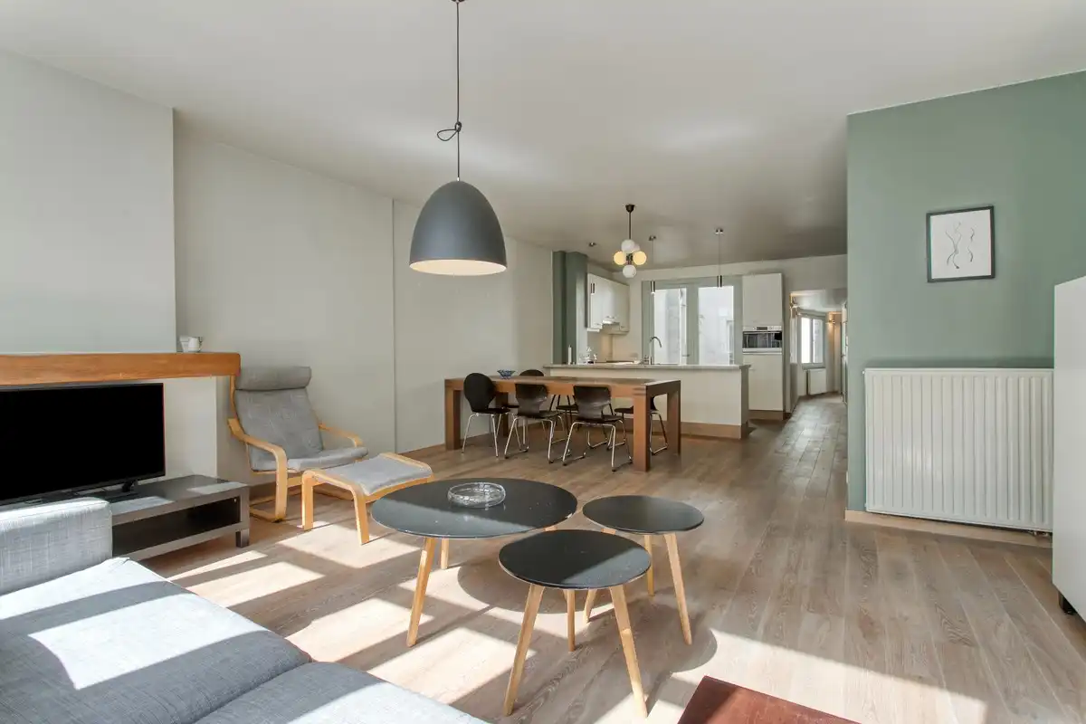 Karaktervol appartement met groot terras (20m²) in het midden van de stad aan het Karmelietenklooster en het Gravensteen. foto {{pictureIndex}}