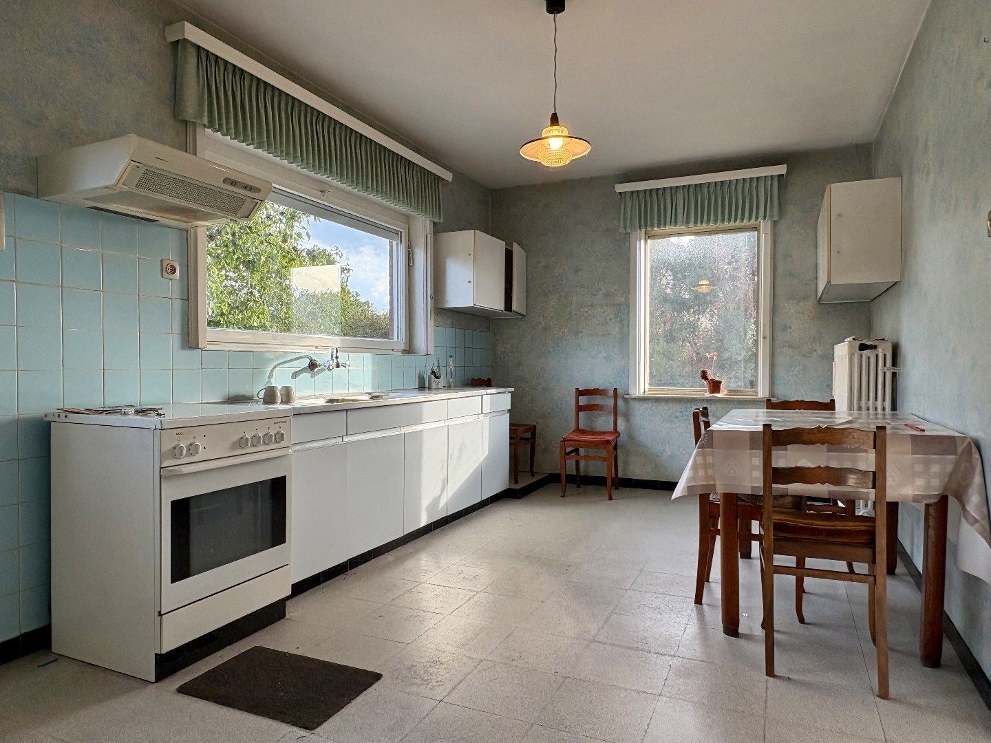 Alleenstaande woning te koop in Ooigem met 4 slaapkamers, een perceel van 1244m² en een vrijstaande grote garage foto 2