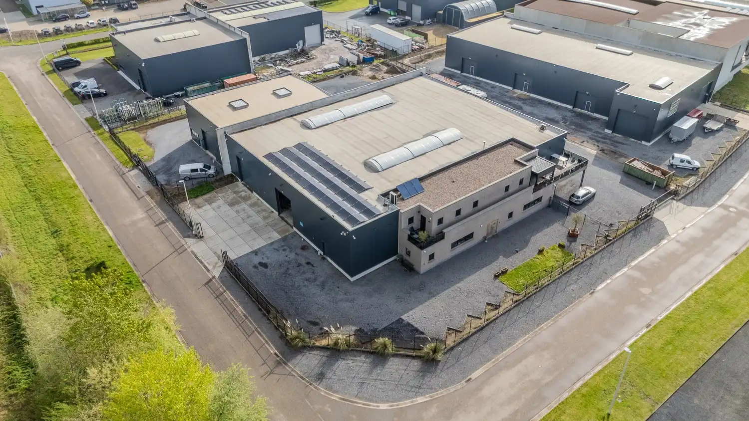 Multifunctioneel industriecomplex met woongelegenheid op topligging te Lanaken foto {{pictureIndex}}