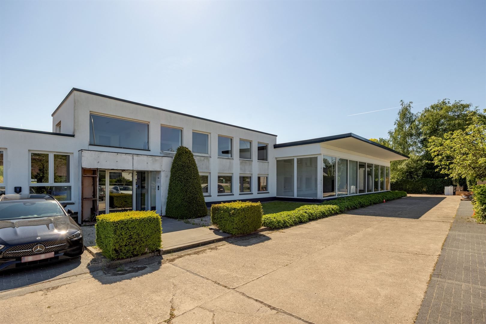 Kantoorgebouw met magazijnen op toplocatie foto {{pictureIndex}}