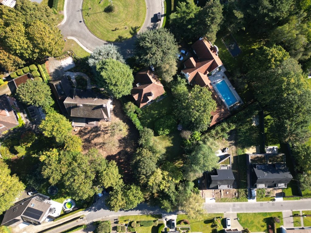 Perceel bouwgrond van 694 m2 op een gunstige locatie nabij het centrum van de stad. foto 5