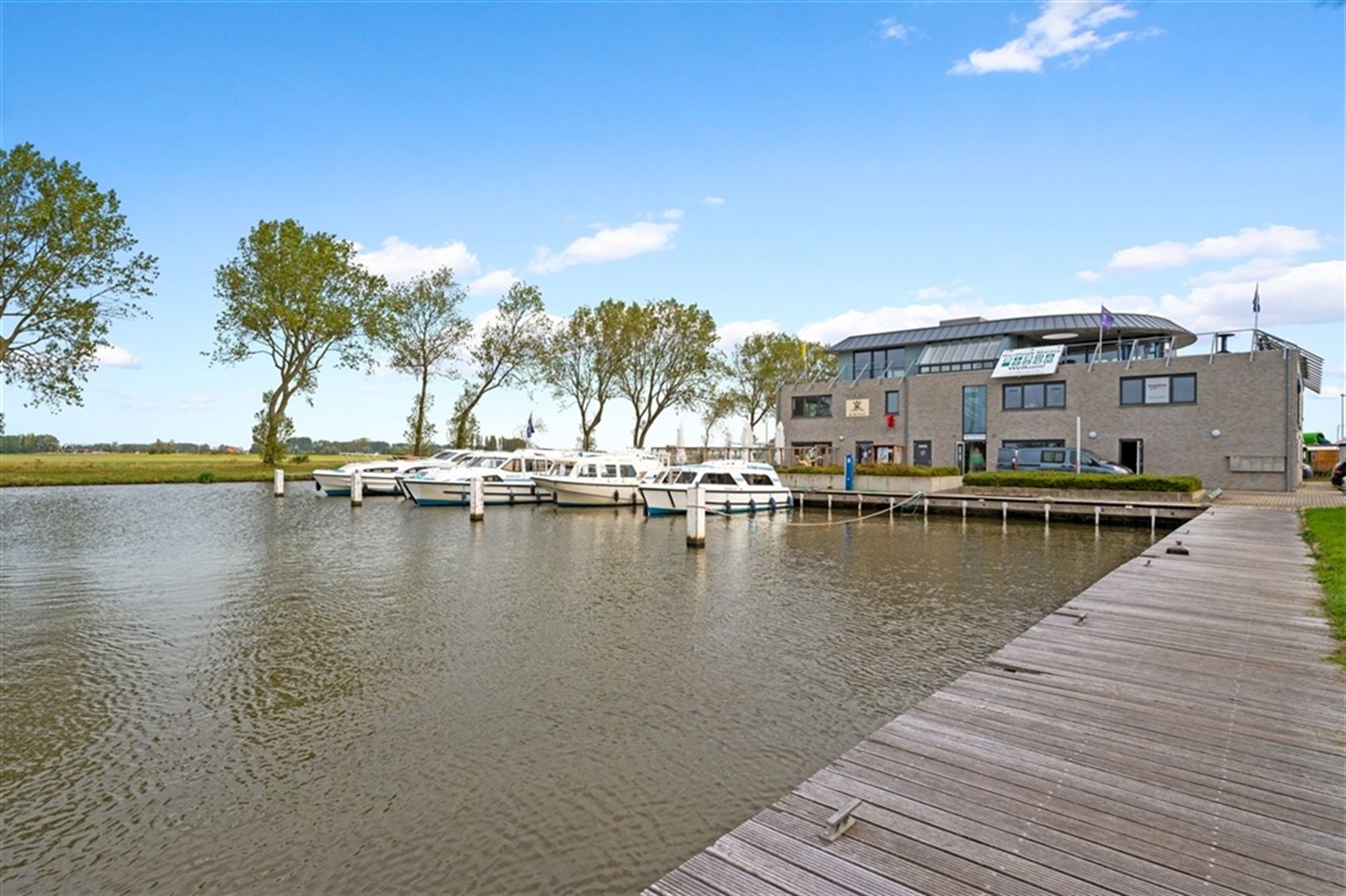 Kantoorgebouw met opslag en retail op het gelijkvloers foto 19