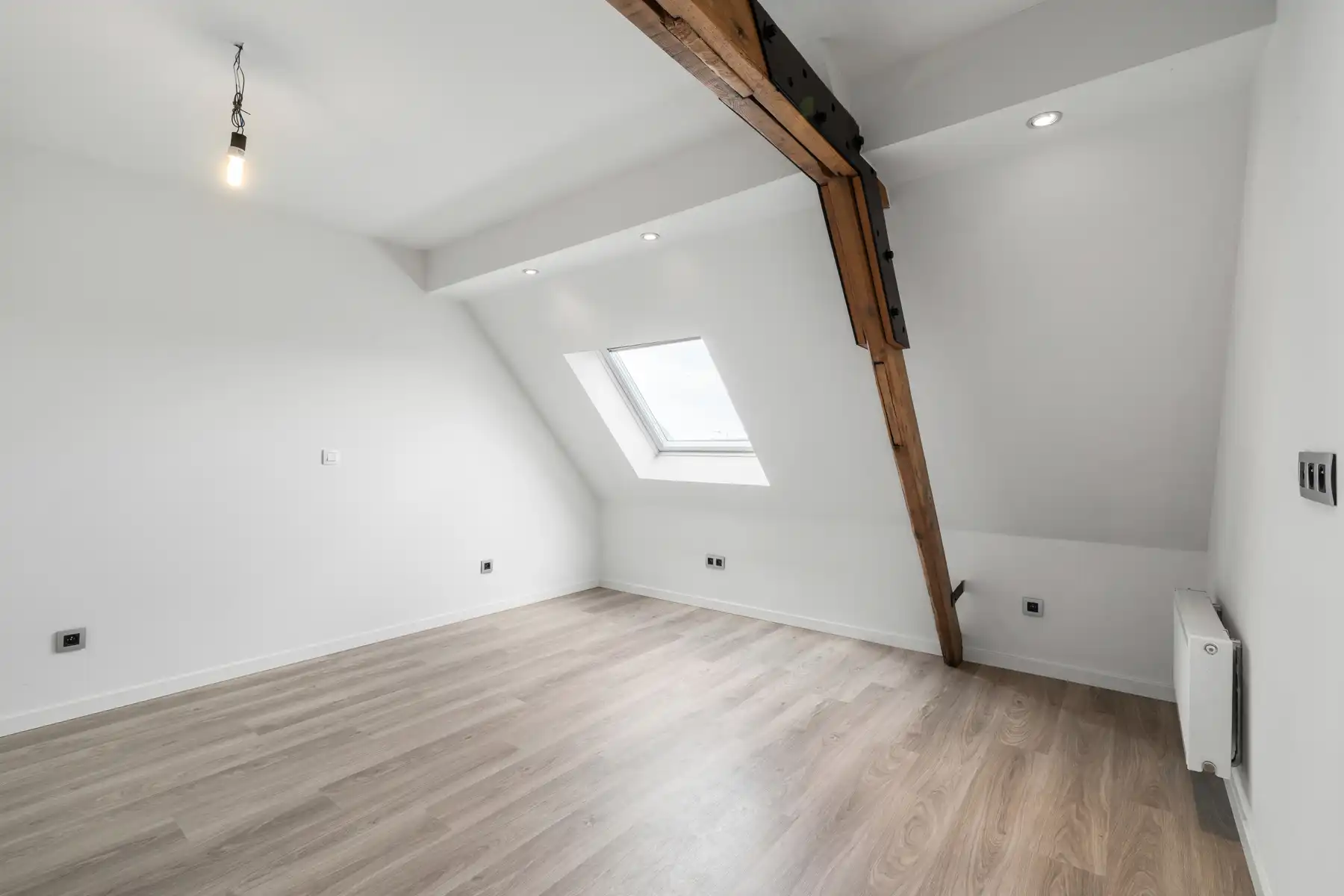 Verrassend ruime grotendeels al gerenoveerde woning, 4 slpks foto 15