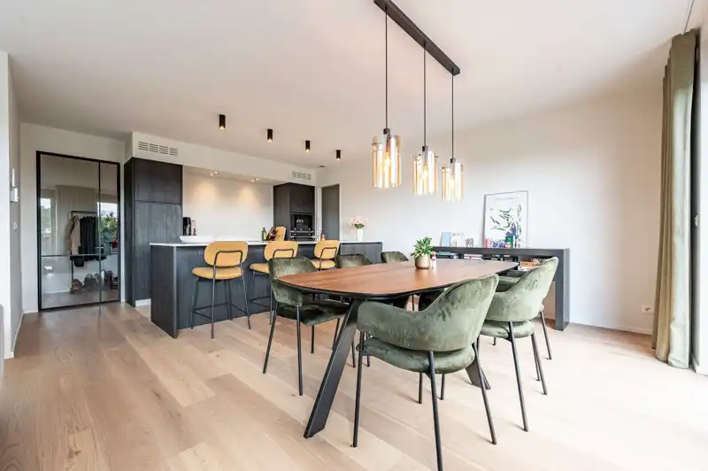 Prachtig afgewerkt appartement met ruim zonneterras én 2 slaapkamers in centrum Waregem TE KOOP! foto 2