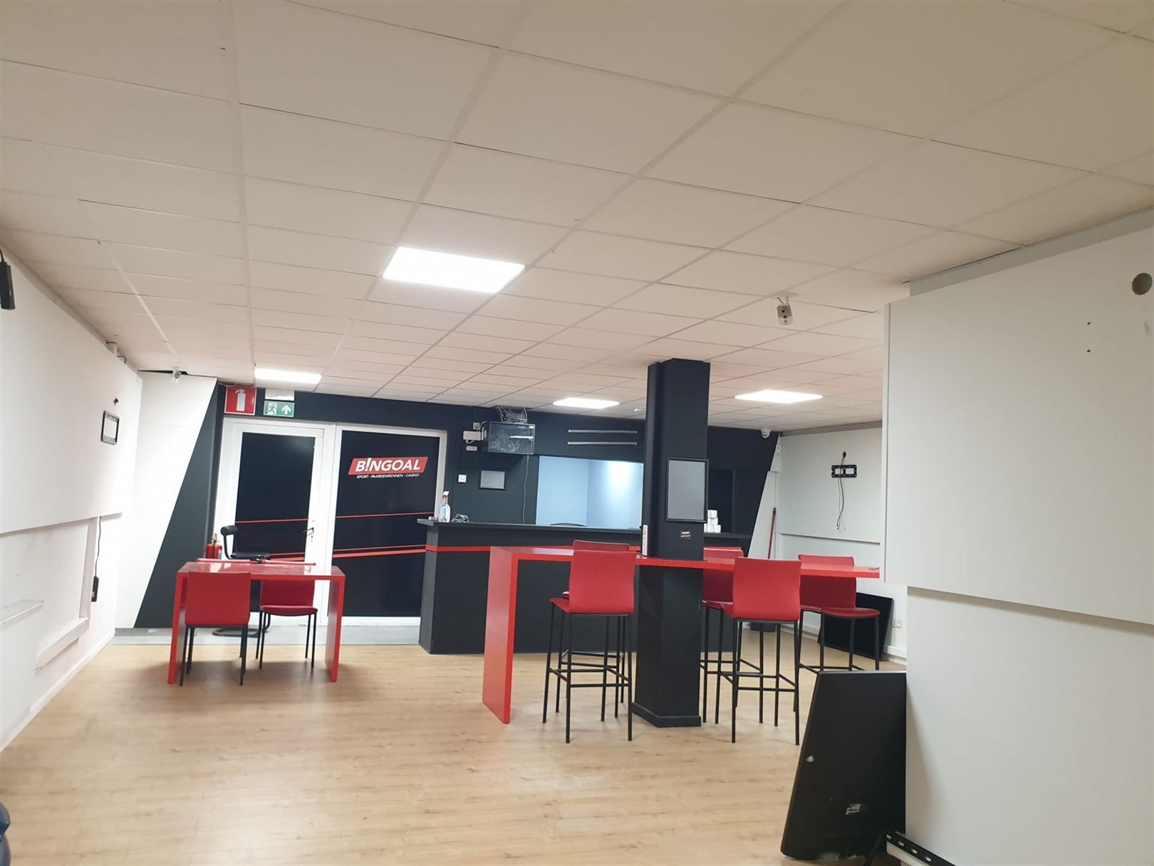 TE HUUR: handelspand van 114m² te Zolder! foto 2
