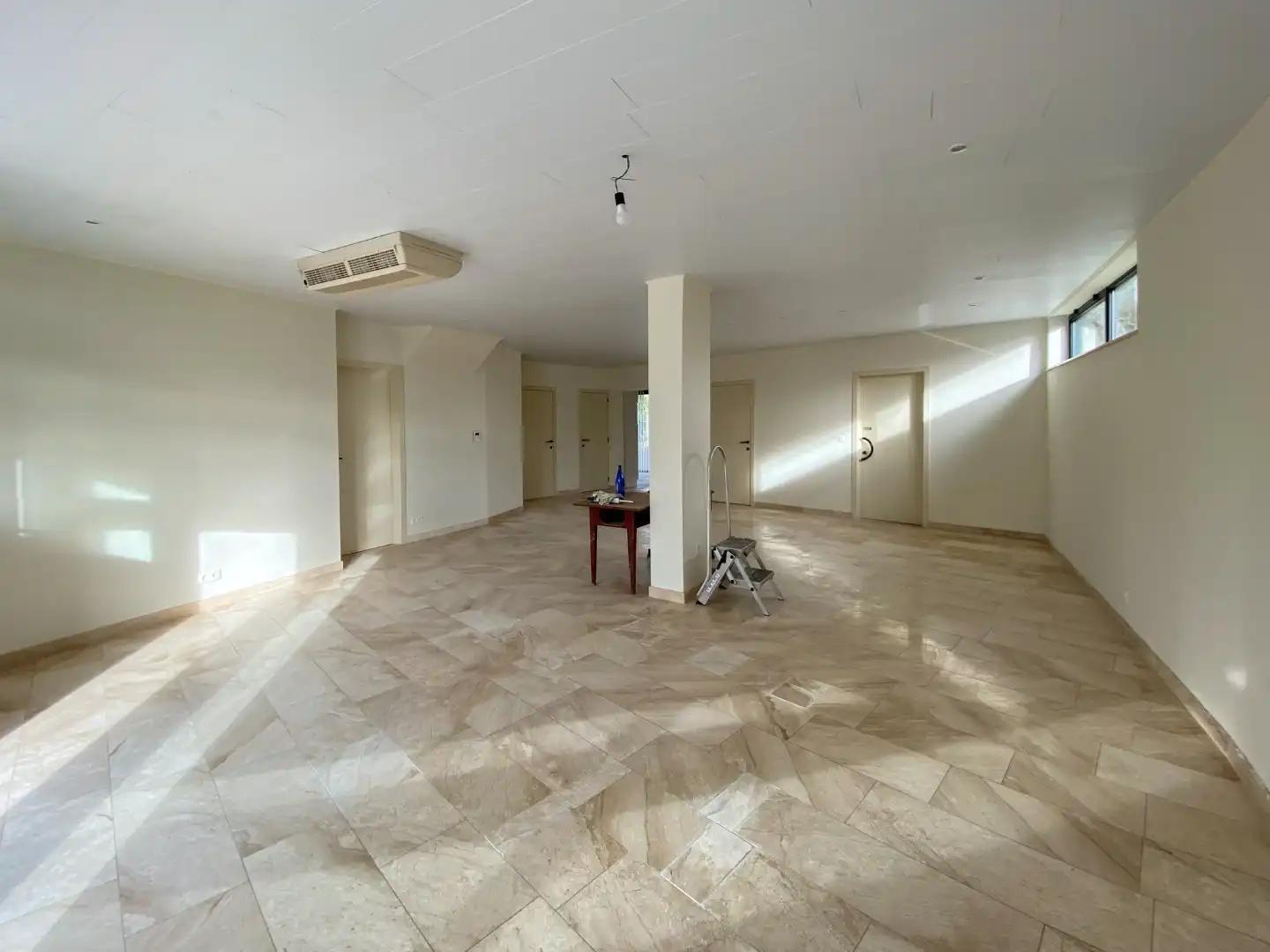 Ruim gelijkvloersappartement met 2 slaapkamers. foto 8