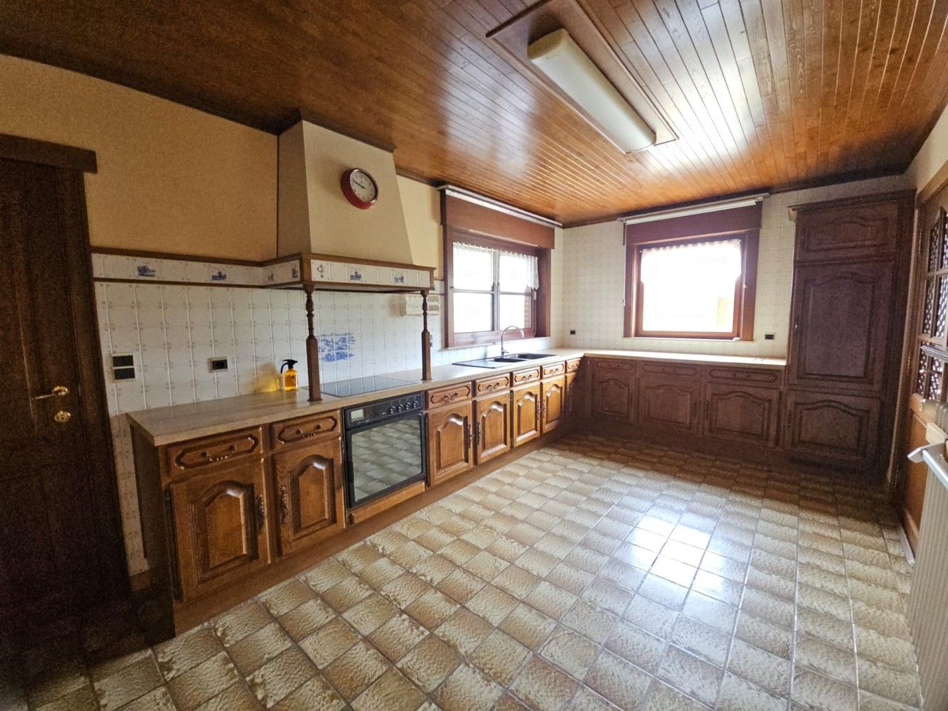 Volledig onderkelderde villa met zongerichte tuin foto 11