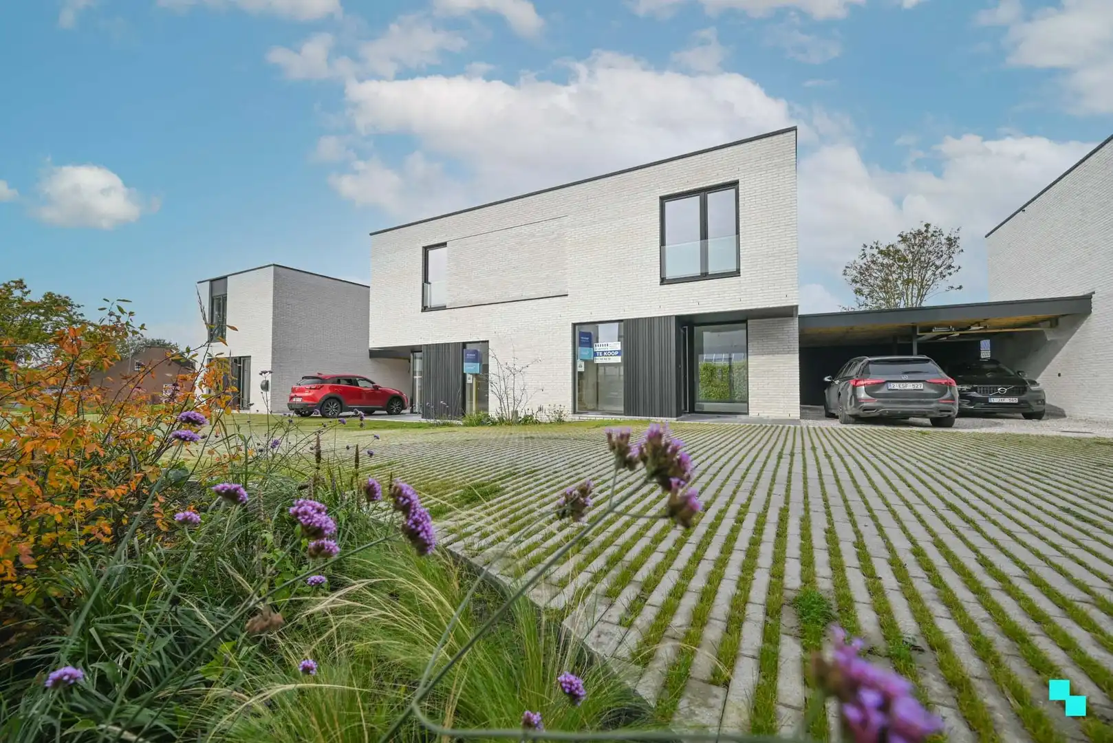 Aantrekkelijke HOB met drie slaapkamers in rustige nieuwe verkaveling foto {{pictureIndex}}