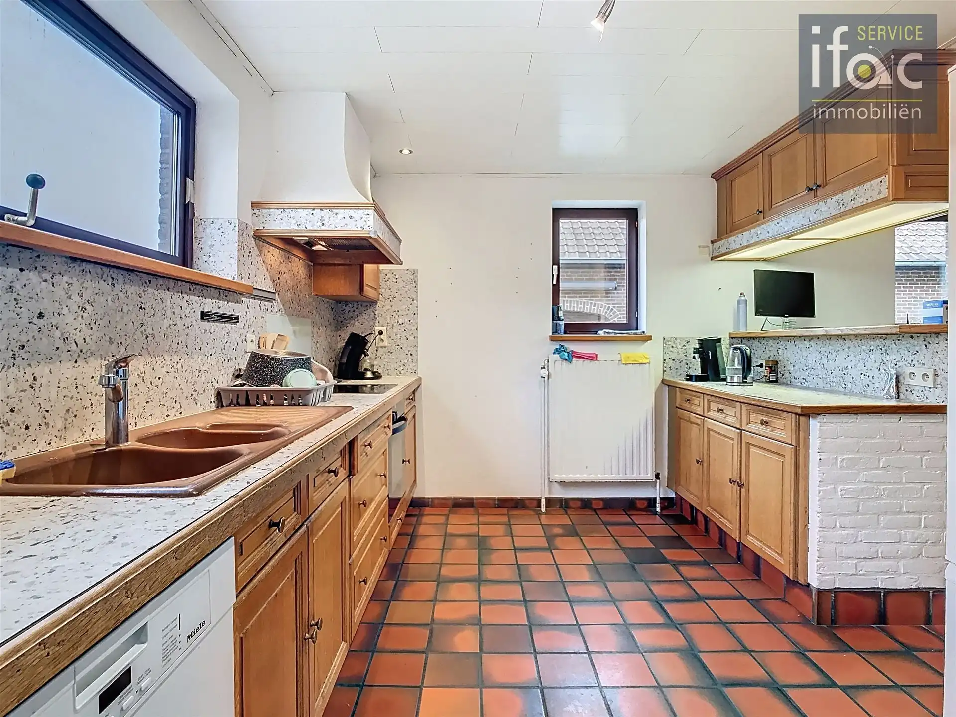 Huis met 4 slpks, 2 badk., tuin en garage foto 9