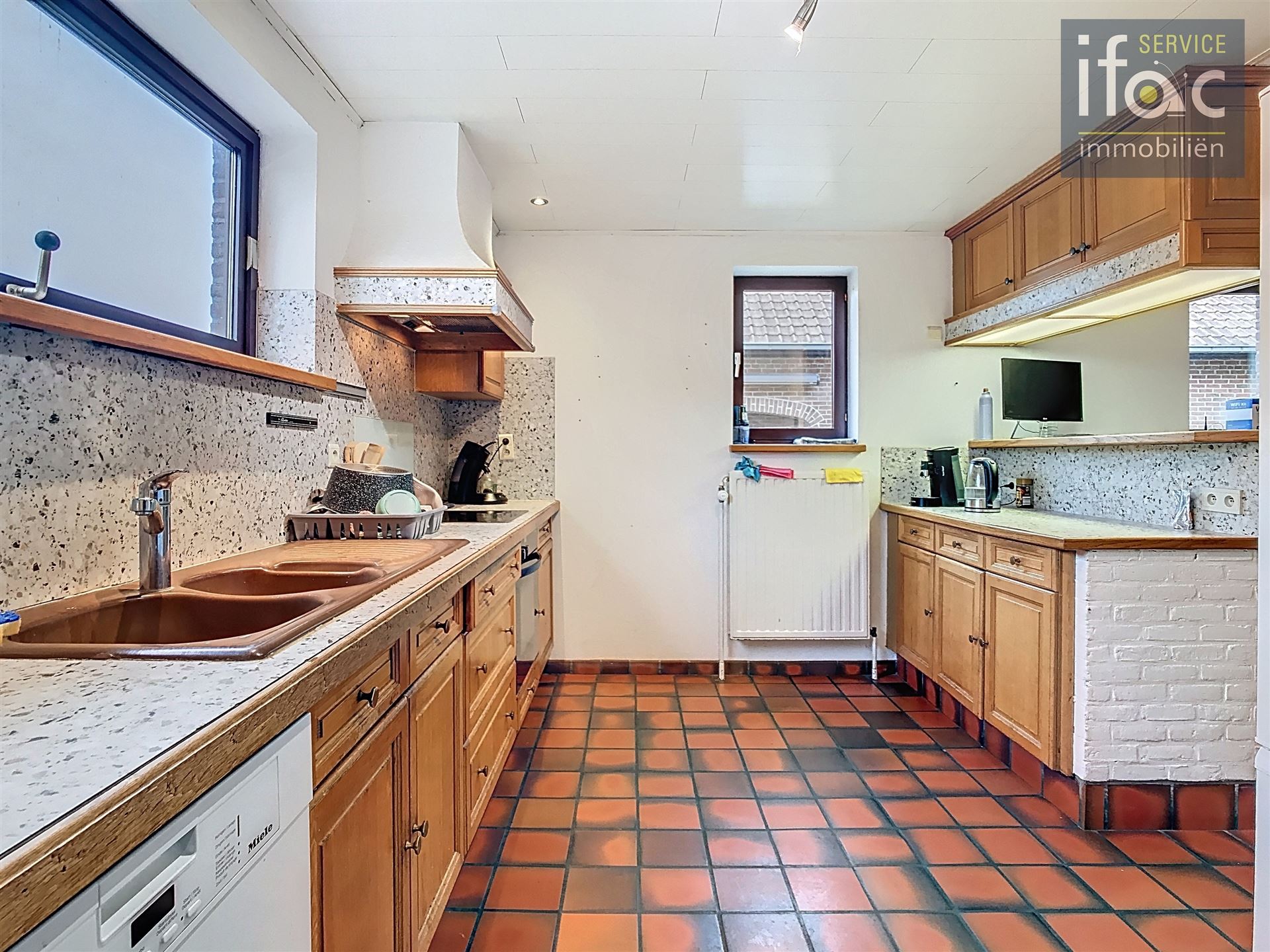 Huis met 4 slpks, 2 badk., tuin en garage foto 9