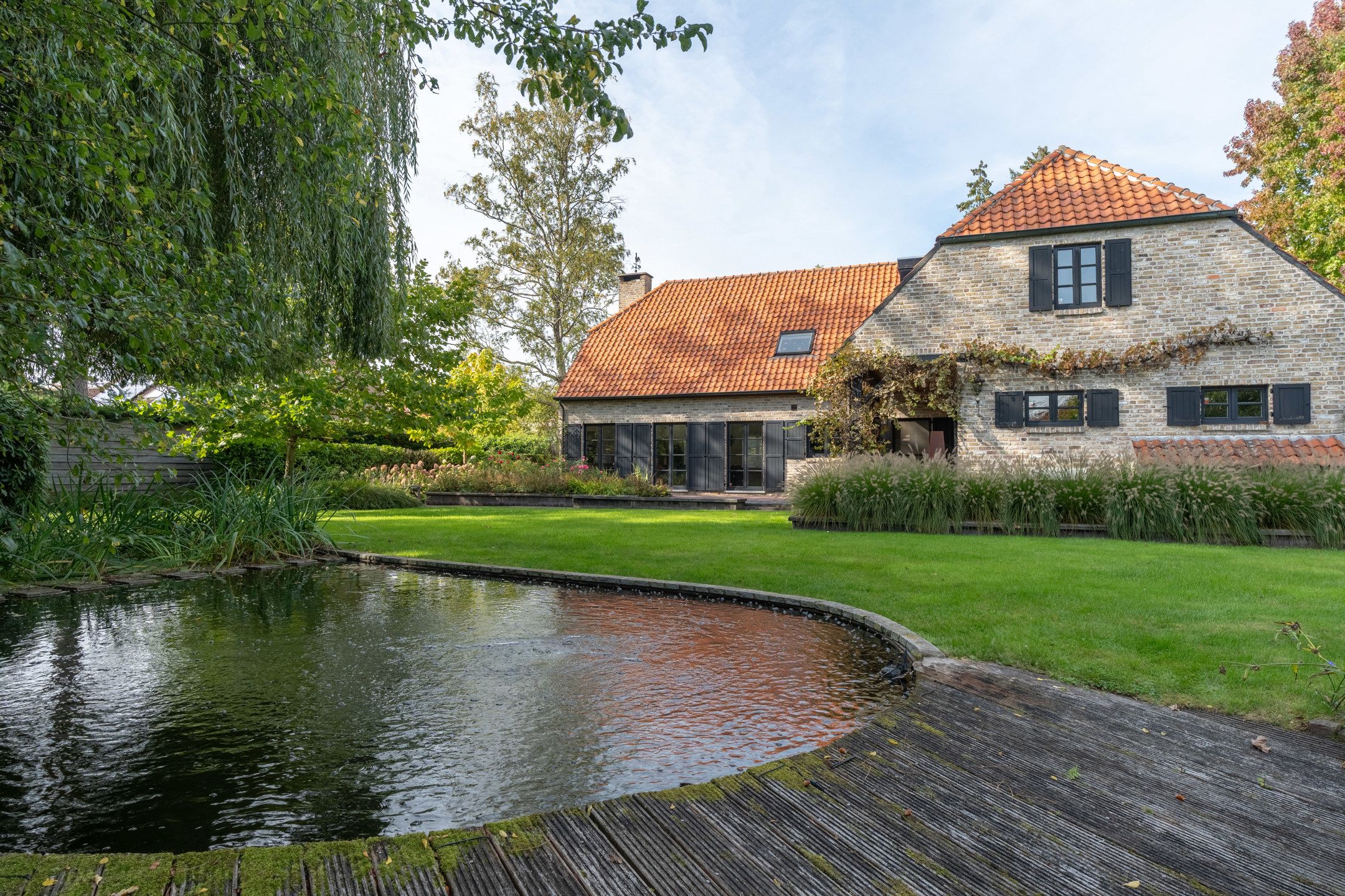 Prachtige villa met  residentiële ligging op 1.754 m² foto {{pictureIndex}}