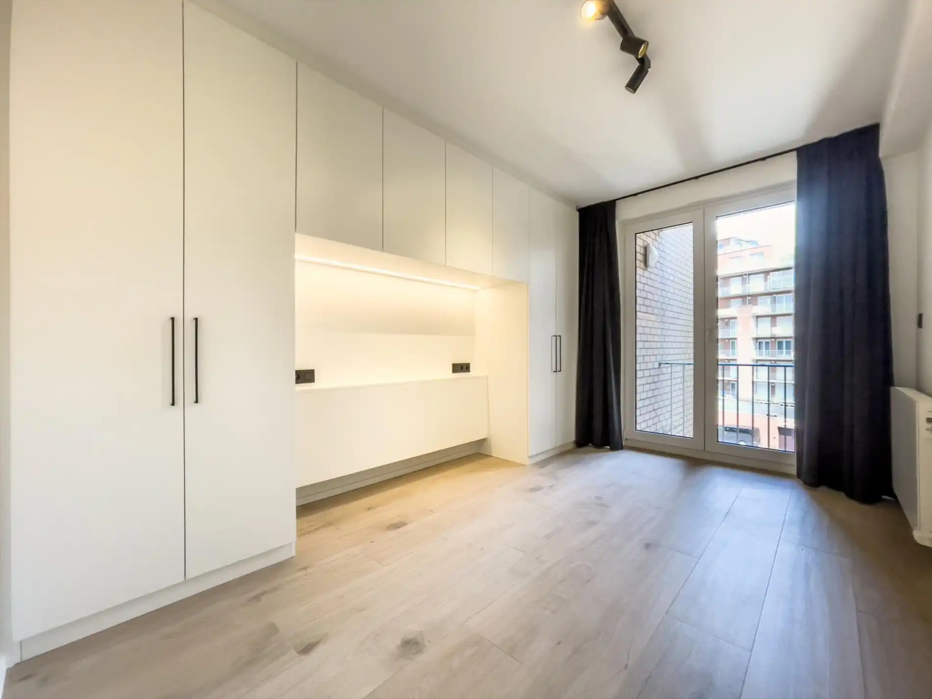 Zonnig, volledig gerenoveerd en ongemeubeld appartement gelegen in de buurt van het Rubensplein met zijdelings zeezicht. foto 13