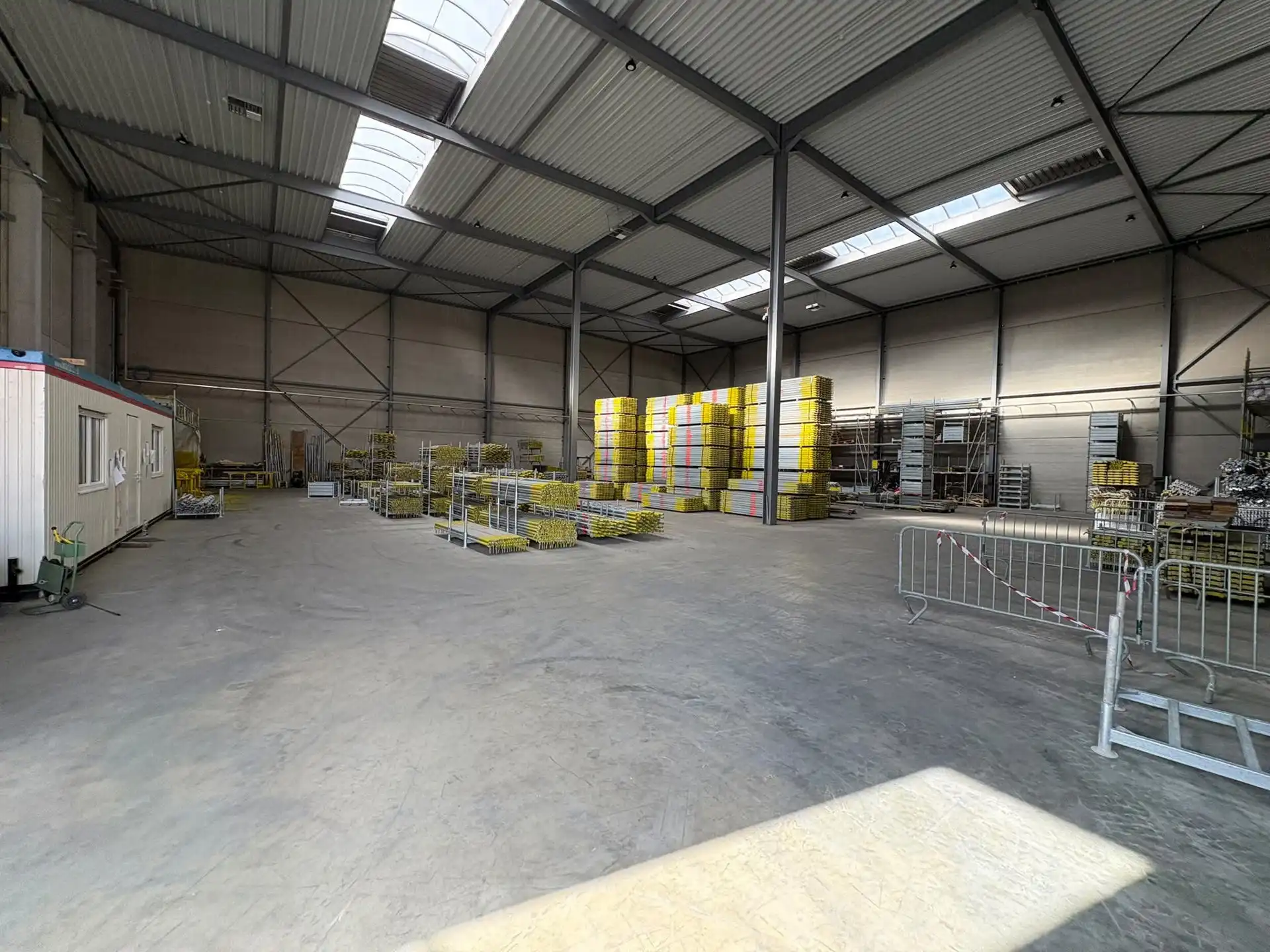 Magazijn van ca. 1.330 m² met laadkade in Evergem foto 2