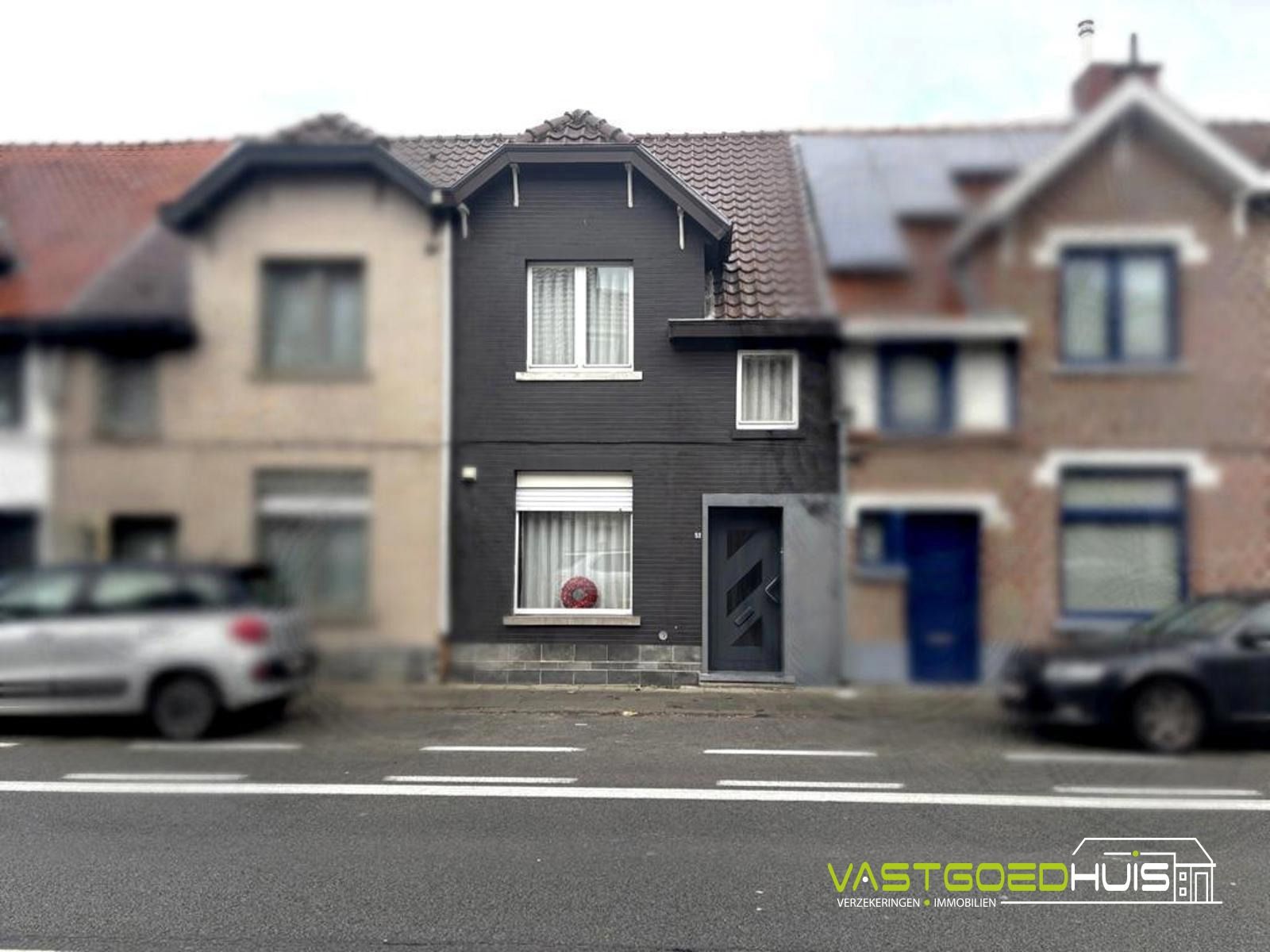 Zeer verzorgde woning met ruime garage en aangelegd terras foto {{pictureIndex}}