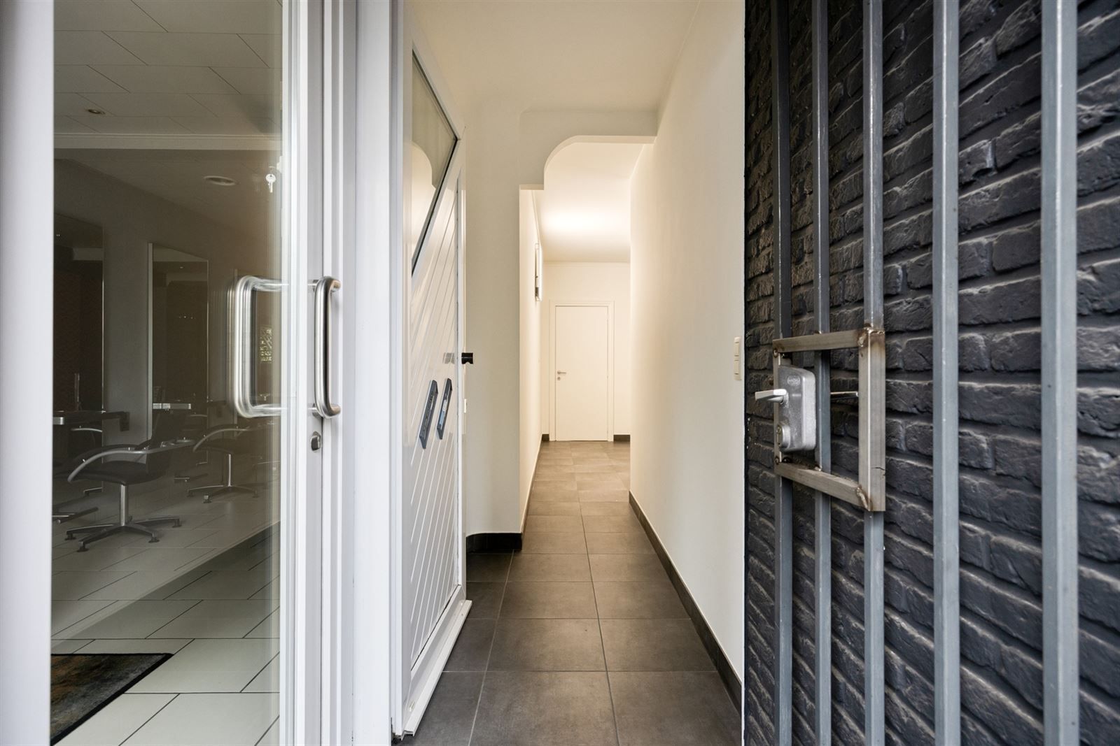 Uniek aanbod in Wilrijk: appartement met handelspand, tuin en bijgebouw  foto 2