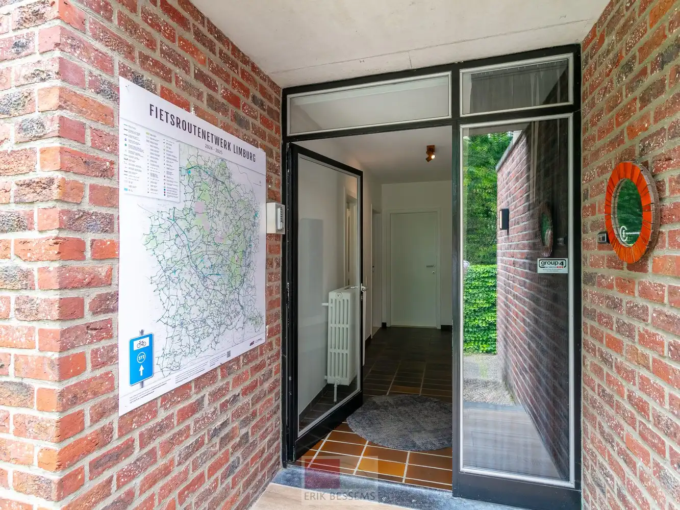 Instapklare, volledig onderkelderde bungalow, gelegen op een royaal perceel van 731 m², met een bewoonbare oppervlakte van ca. 159 m². foto 2