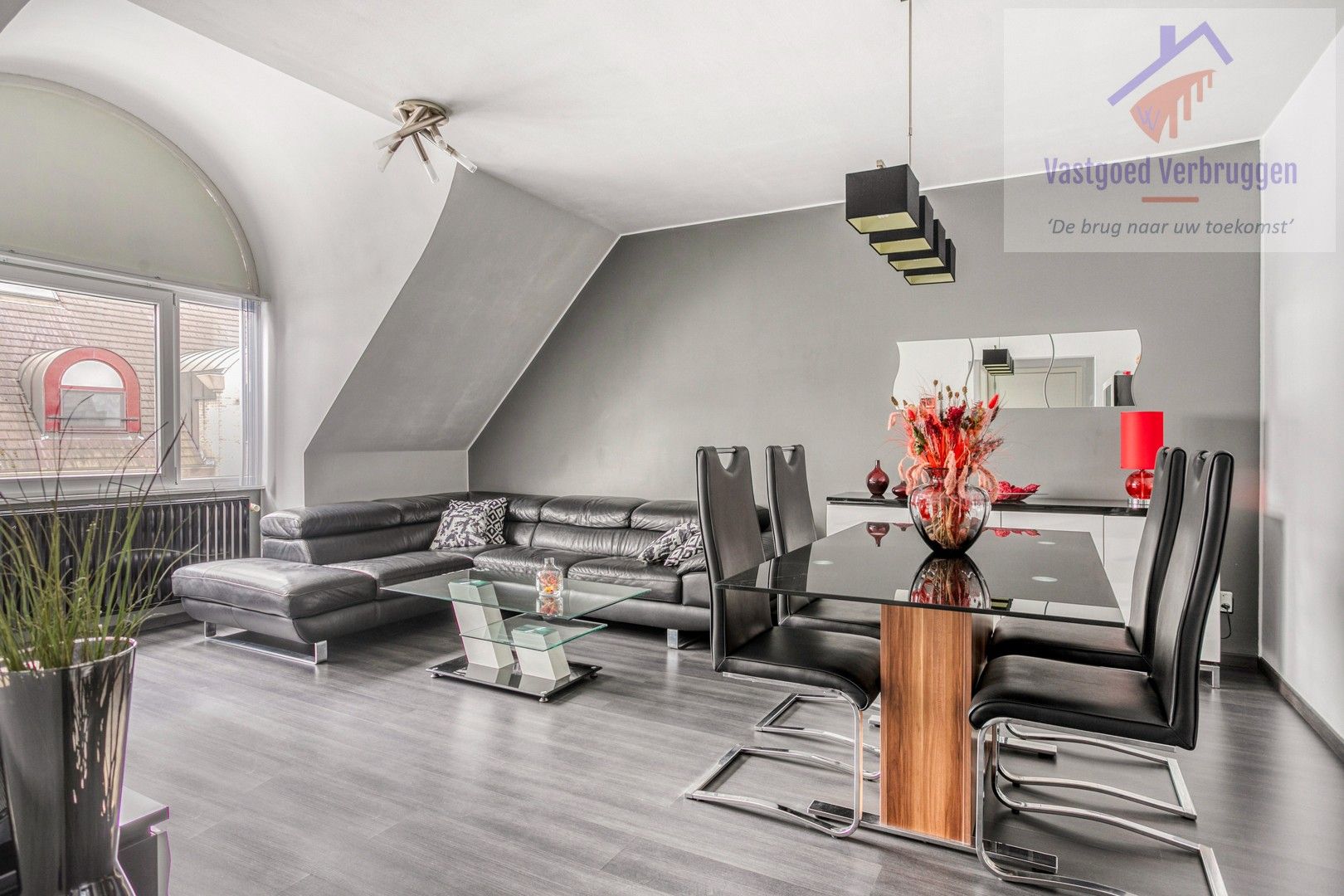 Instapklaar duplex-appartement op centrale topligging foto {{pictureIndex}}