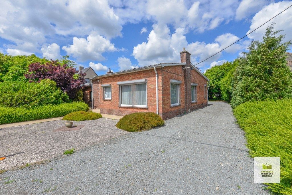 Hoofdfoto van de publicatie: Bungalow met 4 slaapkamers op perceel van 801m2 op centrale ligging te Beernem