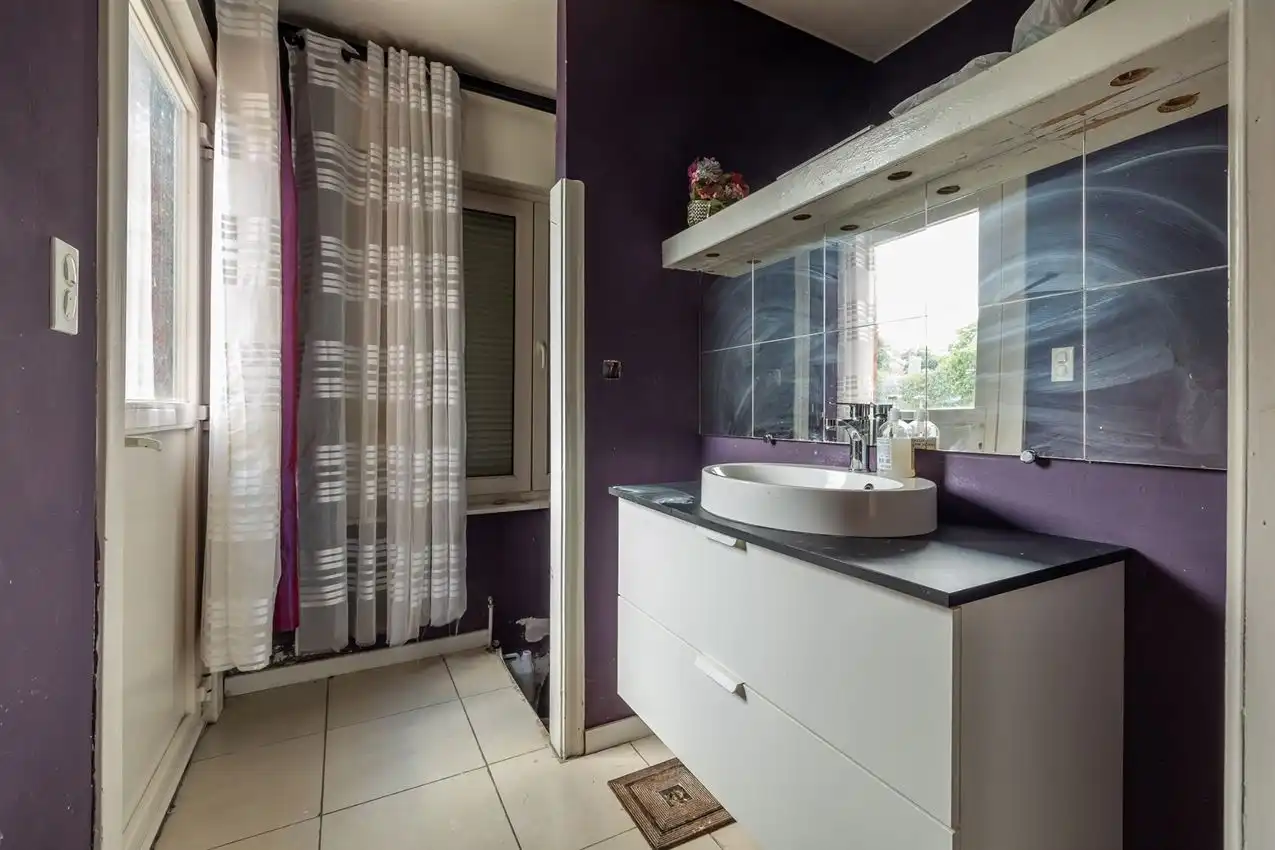 Ruime woning met zuidgerichte tuin en garage in rustige straat nabij centrum. EPC C en 5+ slaapkamers. foto 12