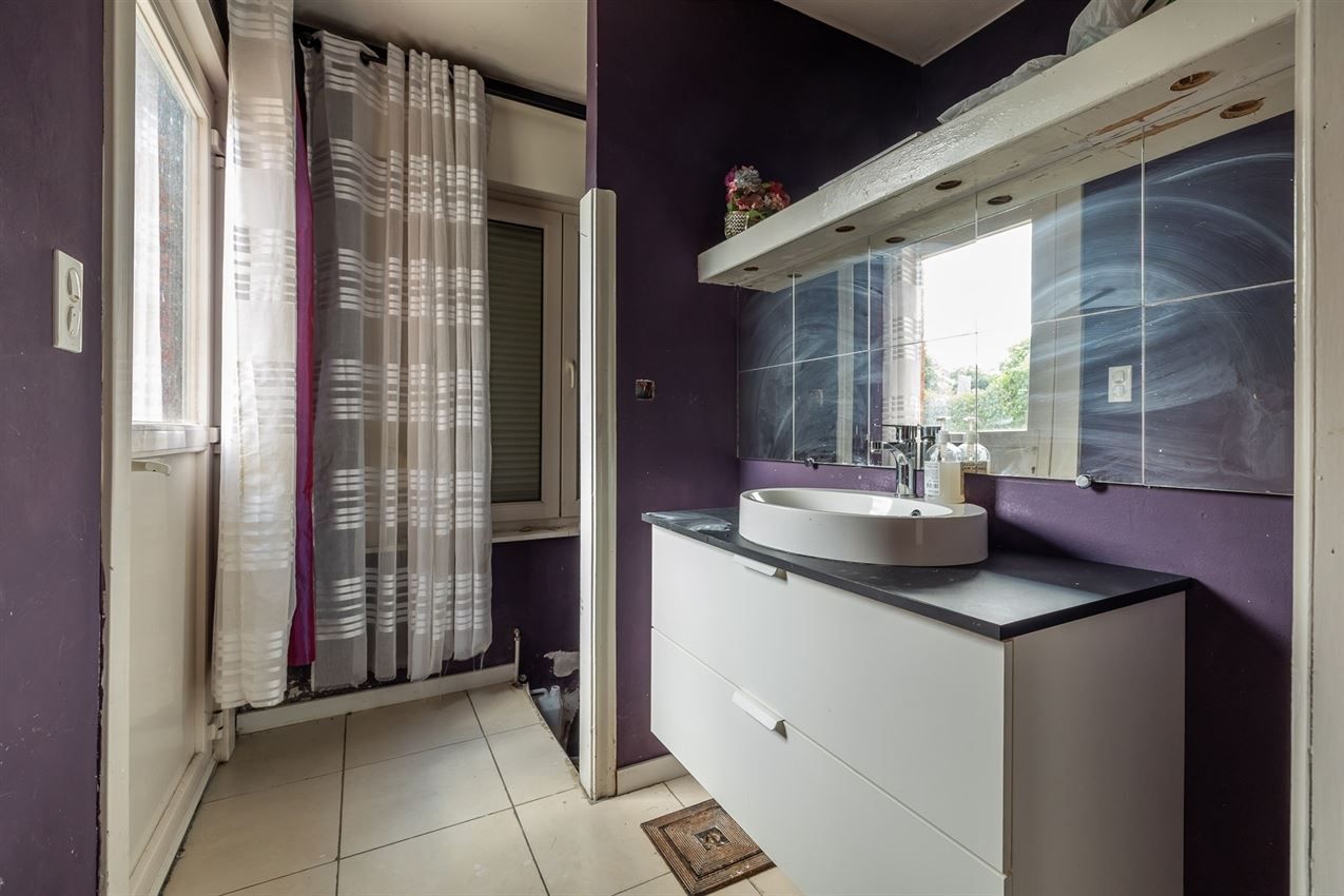 Ruime woning met zuidgerichte tuin en garage in rustige straat nabij centrum. EPC C en 5+ slaapkamers. foto 12