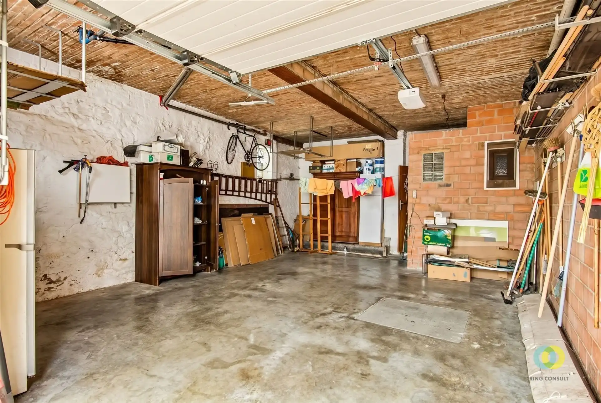 Ruime woning met praktijkruimte, garage en tuin foto 21