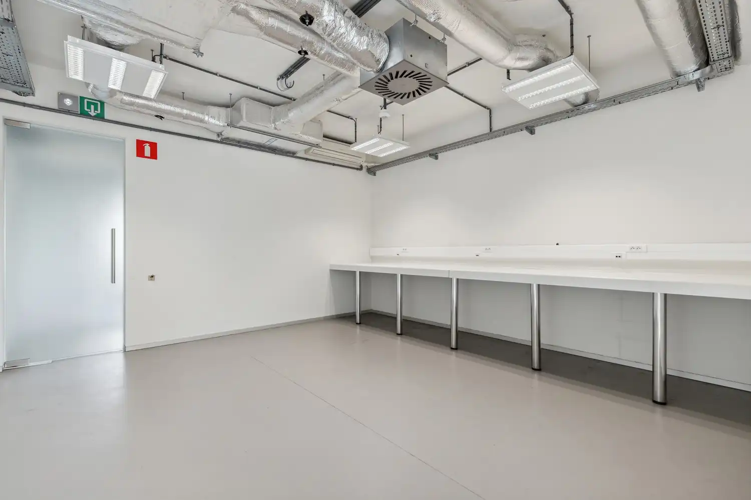 Veelzijdig kantoorgebouw met ruime parking op 2433 m² foto 17