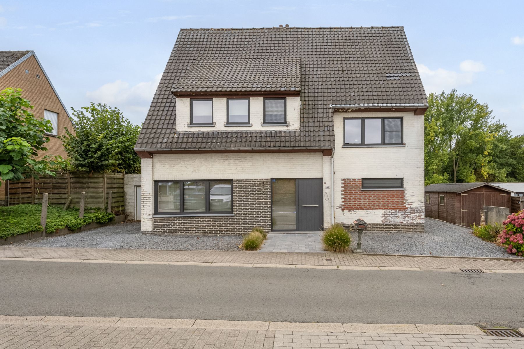 Hoofdfoto van de publicatie: INSTAPKLARE GEZELLIGE GEZINWONING 3SLPKS, TUIN EN GARAGE!