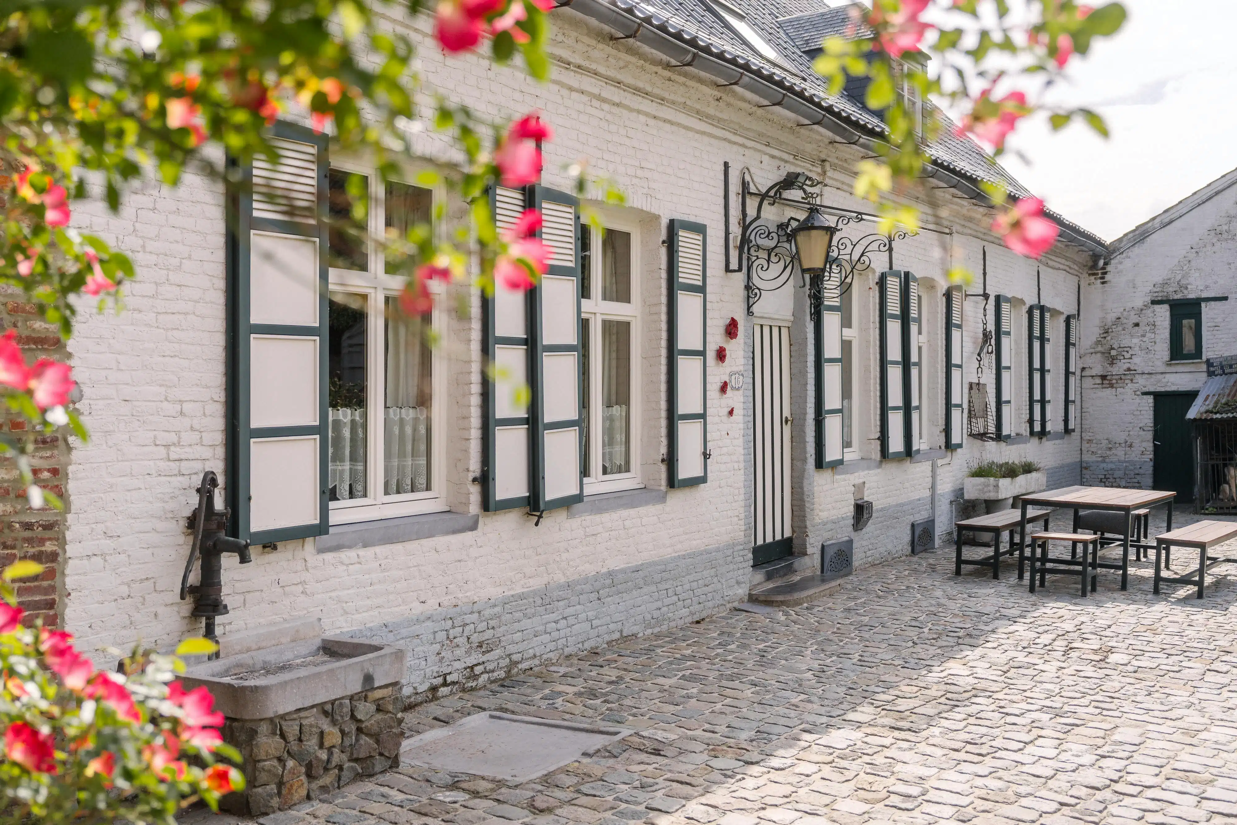 Hoofdfoto van de publicatie: Authentieke, charmante vierkantshoeve te koop te Brakel.