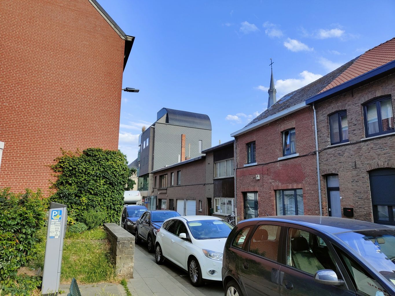 Woning in het centrum met 2 garages en handelspand foto 2